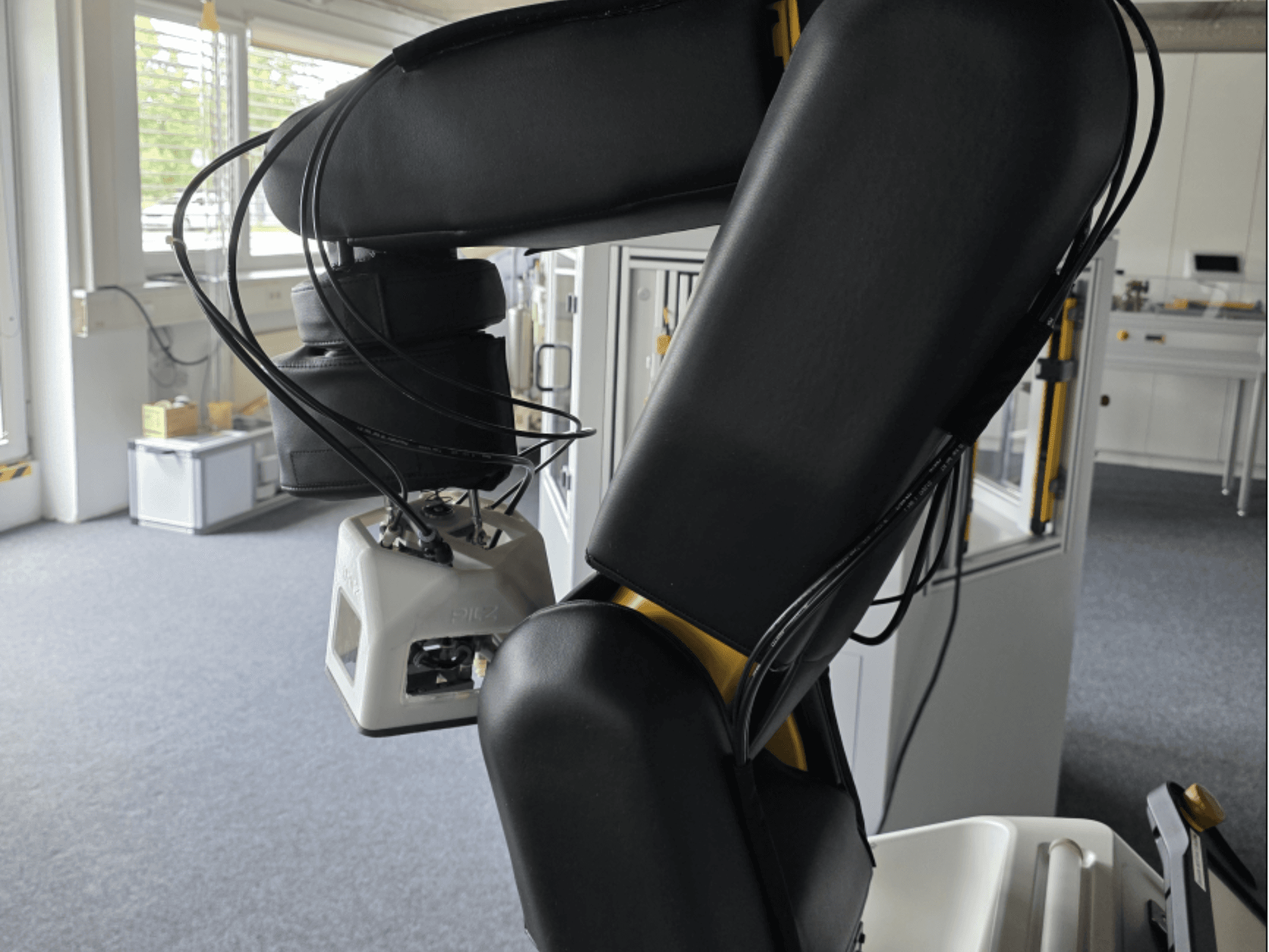 Бічний вигляд колаборативного робота FANUC LR Mate 200iD/7L, на якому видно маніпулятор і датчики, а також кабелі в умовах цеху.