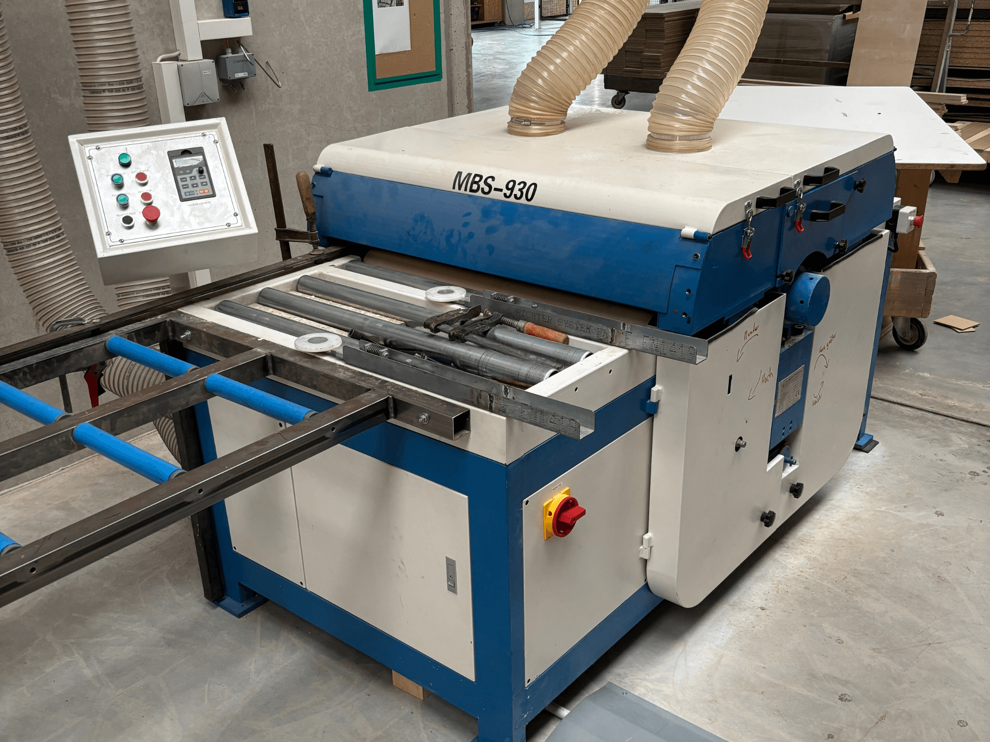Деревообробний верстат MBS-930 з панеллю керування та вальцями, вид збоку, з шлангами для відсмоктування пилу.