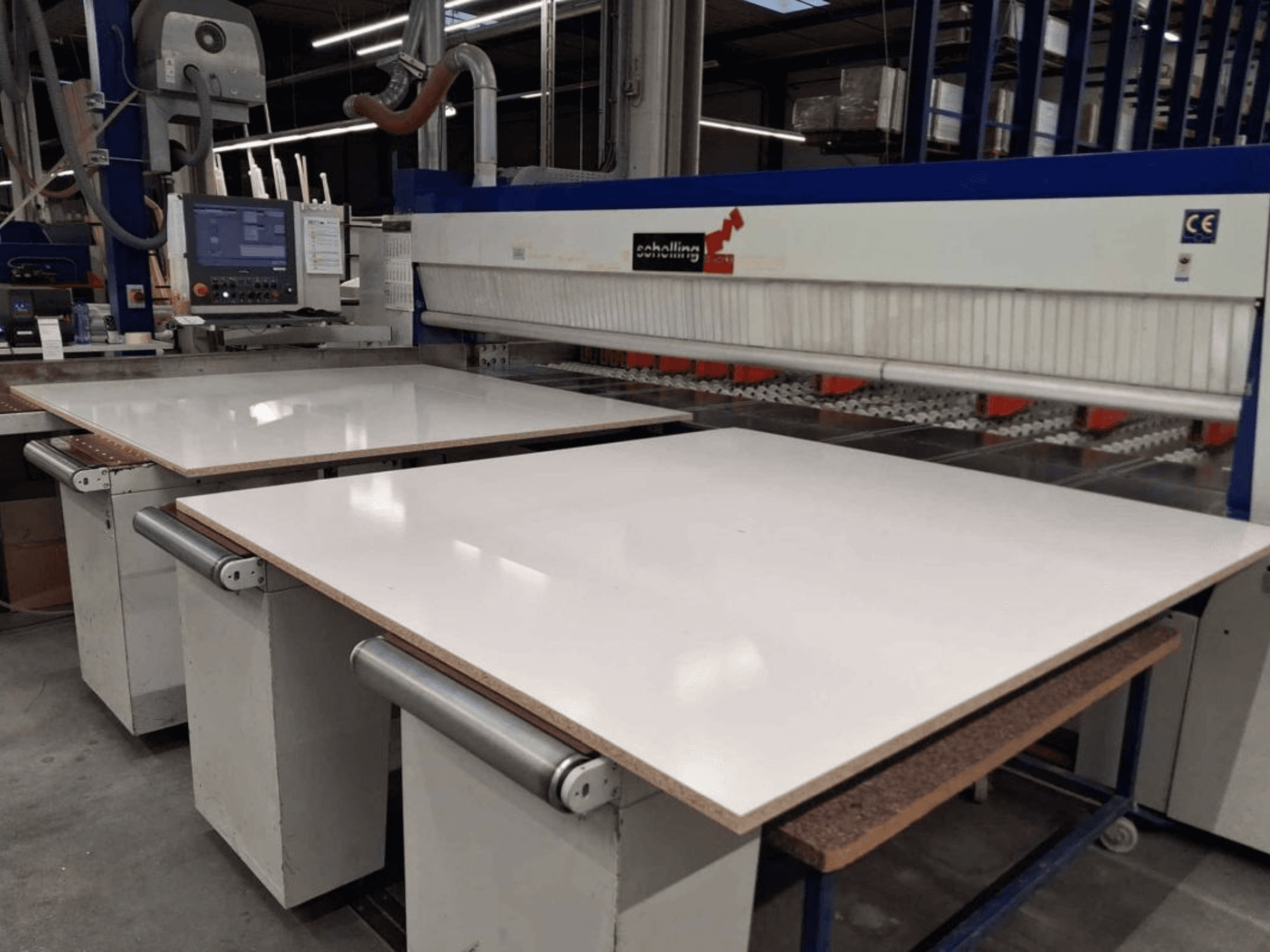 Вид спереду панельної пилки SCHELLING FM-H 430 з білим розпилювальним столом, панеллю керування та зоною пильного диска.