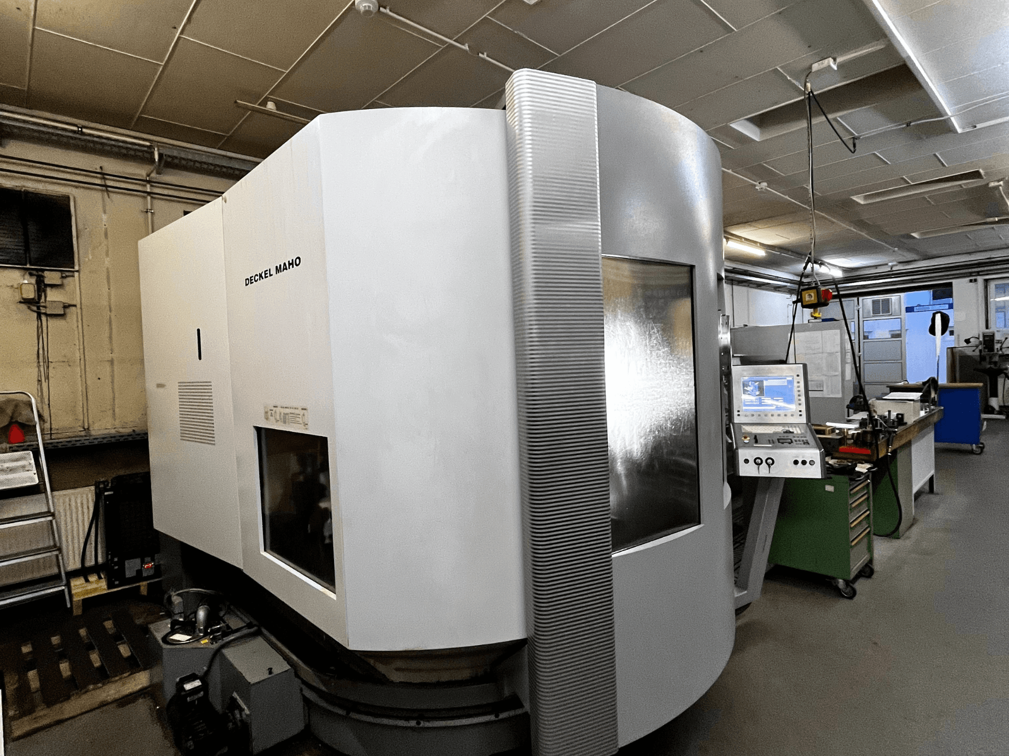 Верстат з ЧПК Deckel Maho, вид спереду, біла зовнішня частина, видно панель управління, налаштування для майстерні.