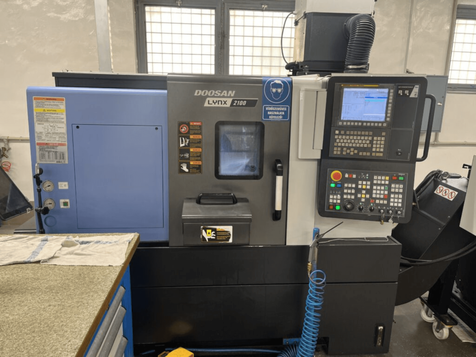 Горизонтальний токарний верстат DOOSAN Lynx 2100A, вид спереду, що демонструє панель керування, інтерфейс оператора та функції верстата.