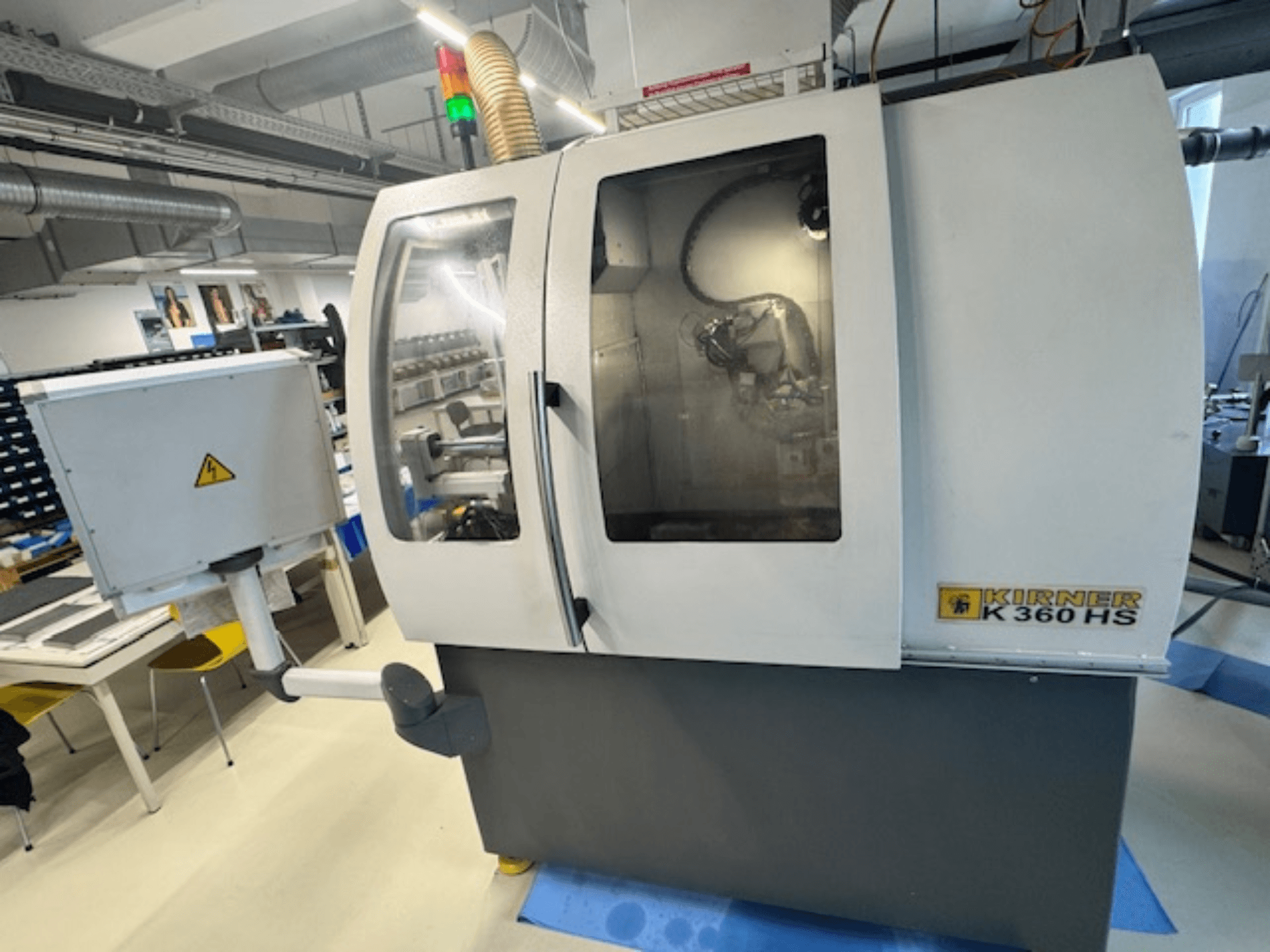 Круглошліфувальний верстат KIRNER K 360 HS, вид спереду, демонстраційна панель керування та прозорий захисний кожух.
