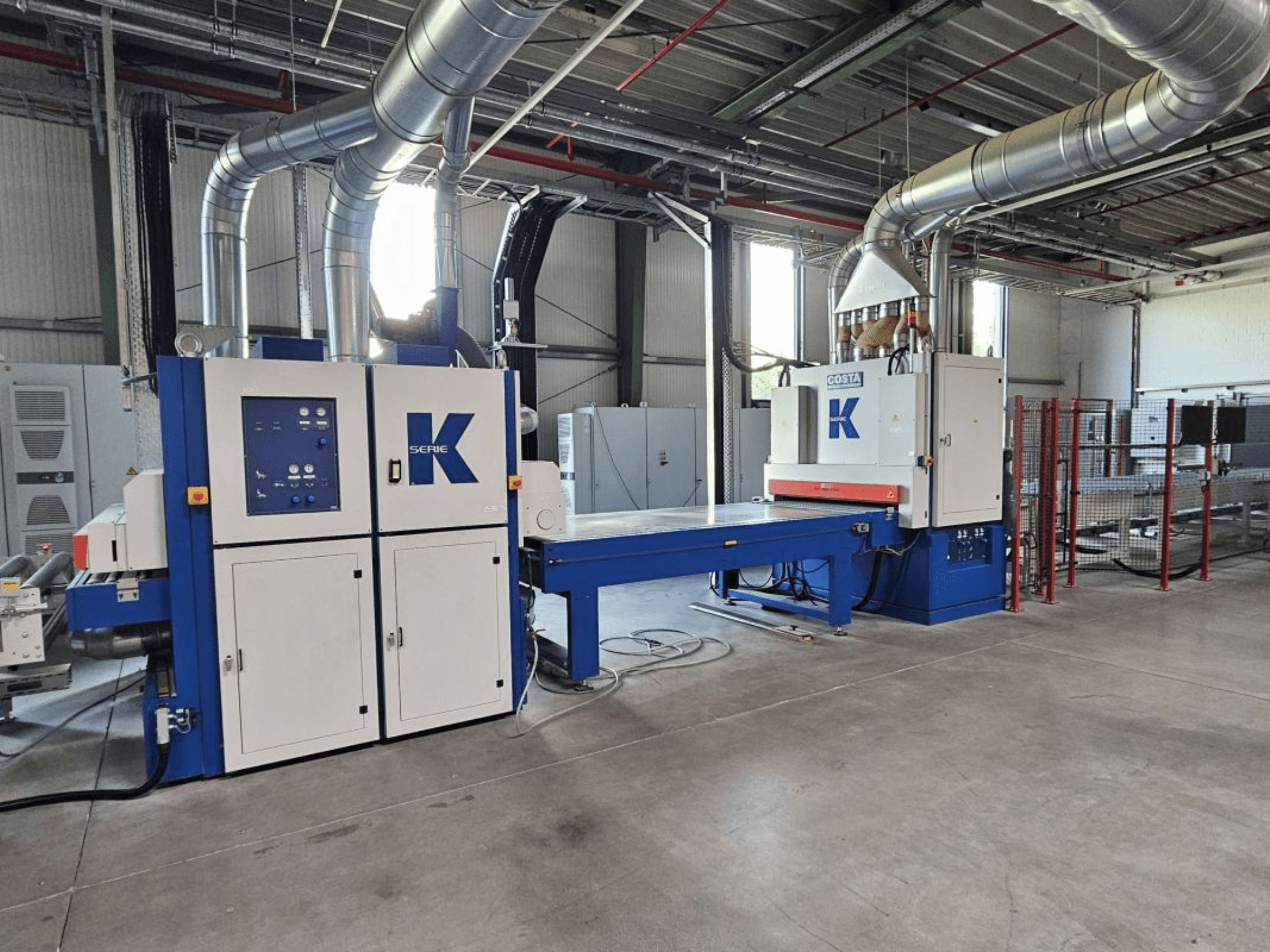 Ламінаційний прес BURKLE EKMH 1300, вид спереду, з панеллю керування та великою пресувальною плитою в промислових умовах.