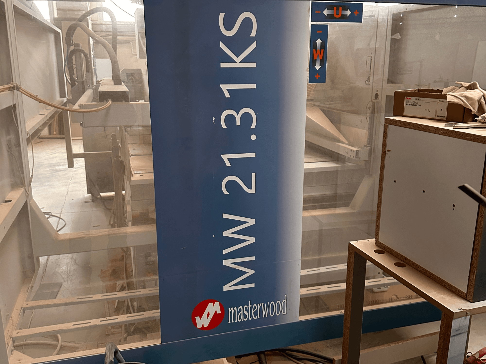 Свердлильний верстат по дереву MASTERWOOD Ks 21.31, вид спереду, показує деталі моделі та навколишній робочий простір.