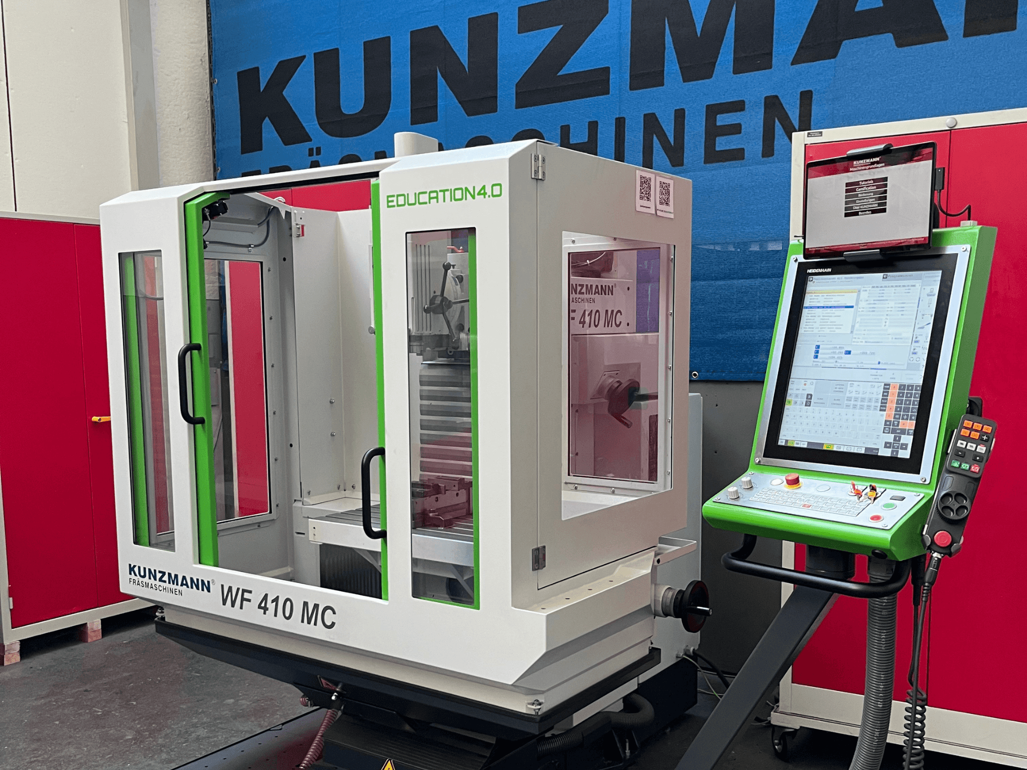 Універсальний обробний центр KUNZMANN WF 410 MC у фронтальному ракурсі: зелені акценти, прозорі дверцята та панель керування.