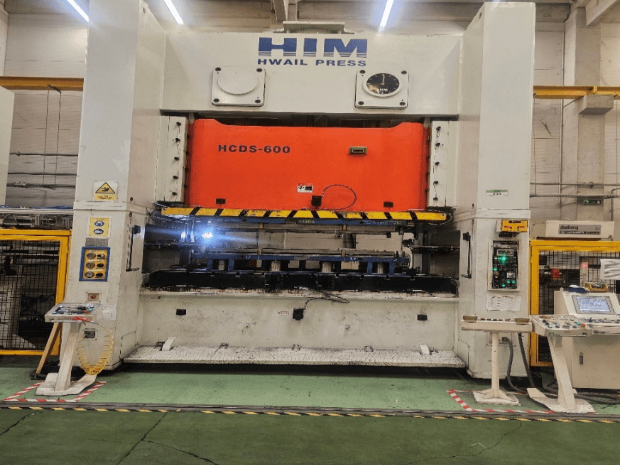 Механічний штампувальний прес HIM HWAIL PRESS HCDS-600 у фронтальному ракурсі, з помаранчевою штампувальною плитою та панеллю керування.