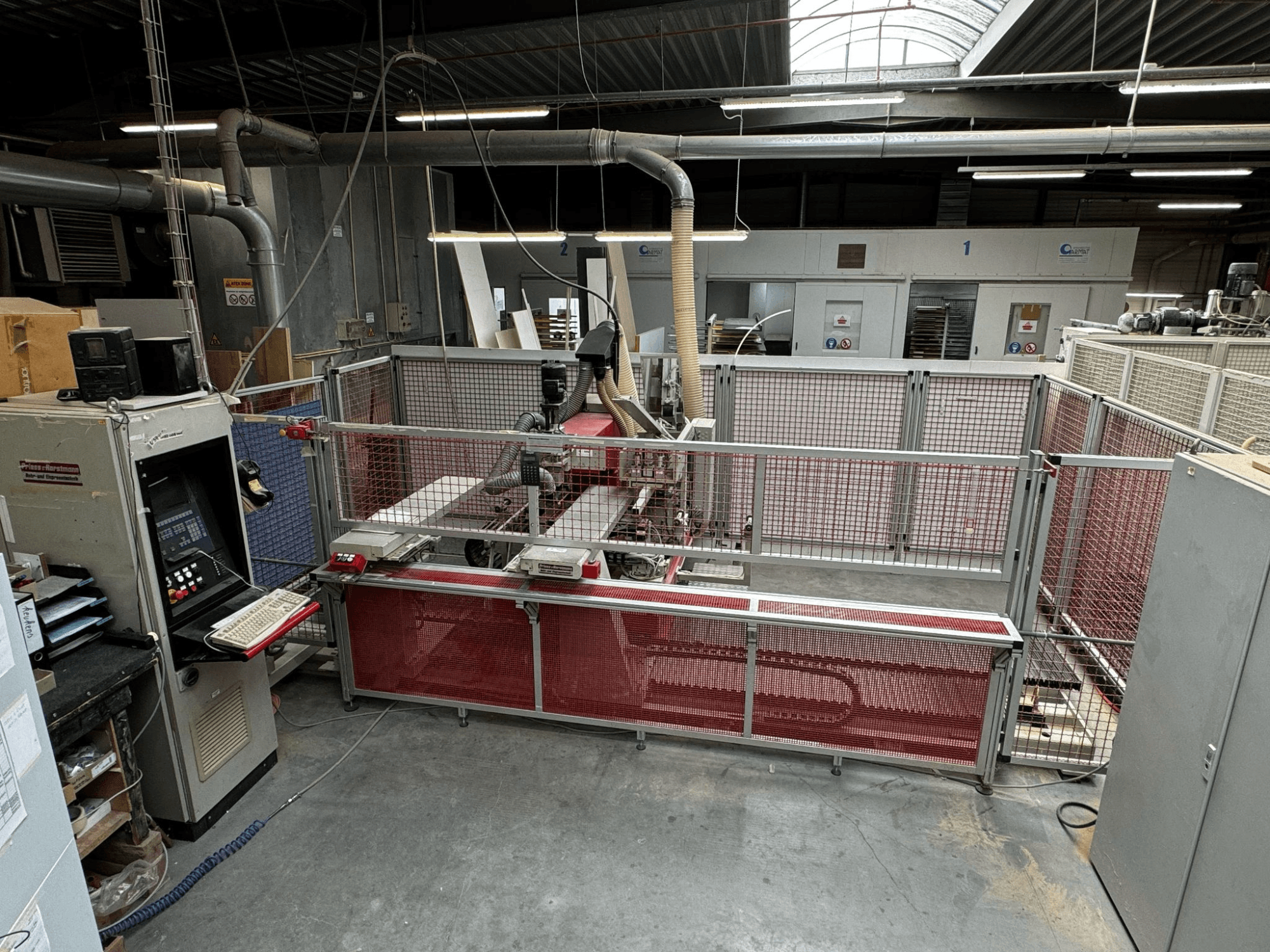 Багатошпиндельний свердлильний верстат BAT-III-CNC виробництва PREISS U HORTSTMANN, вид зверху з панеллю управління та захисними огорожами.