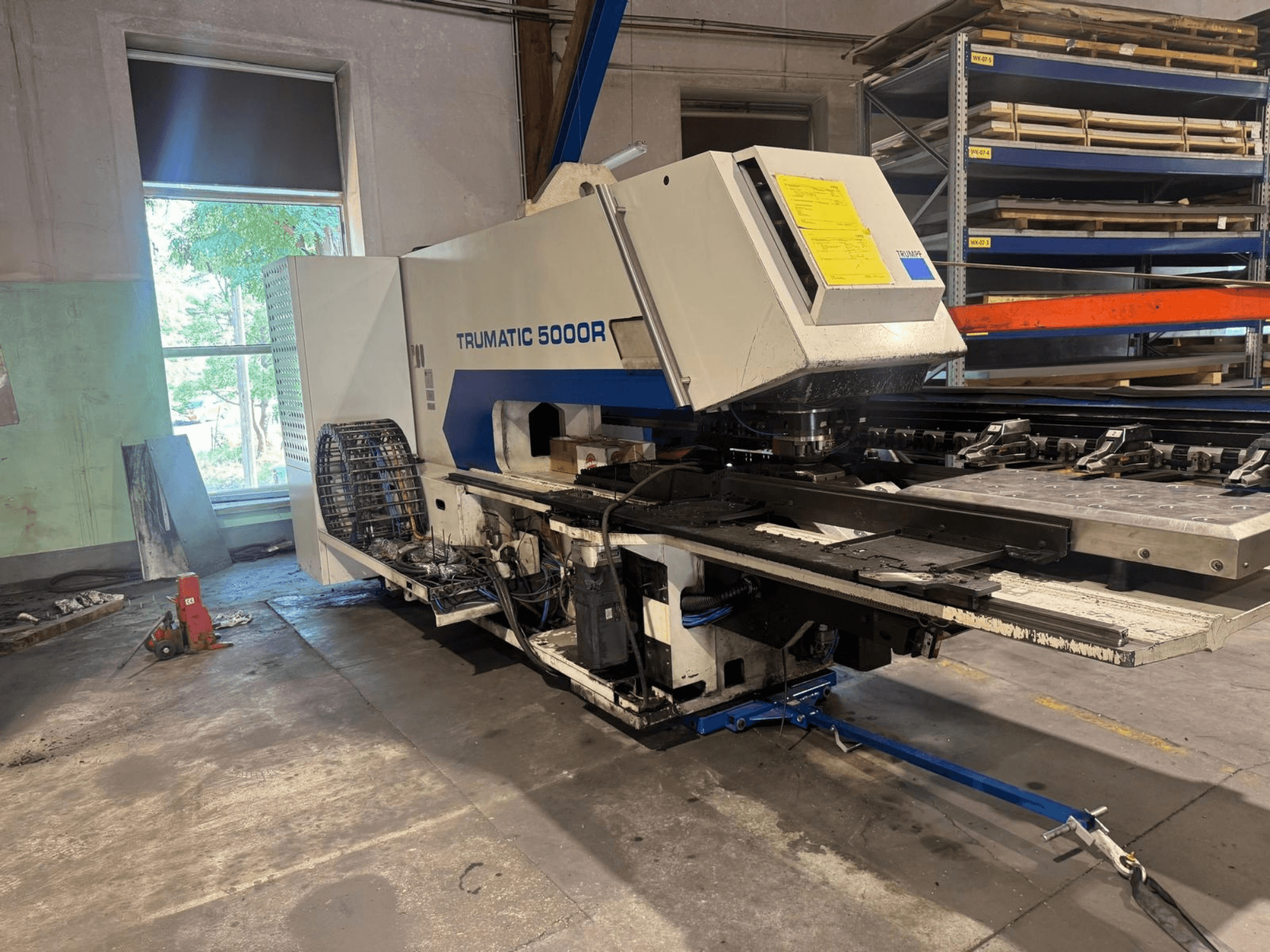 Штампувальний верстат з ЧПУ TRUMPF TRUMATIC 5000R у цеху, вид спереду, на якому видно панель управління та зону штампування.
