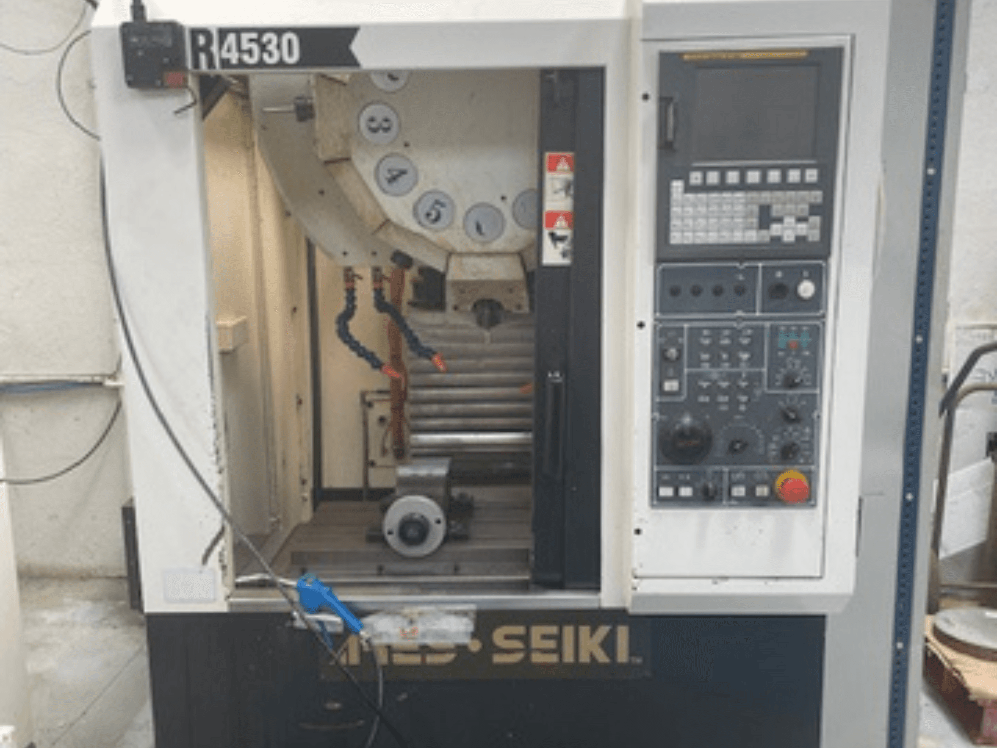 Вертикальний обробний центр ARES-SEIKI R4530, вид спереду, що демонструє панель керування та робочу зону зі шпинделем і системою охолодження.