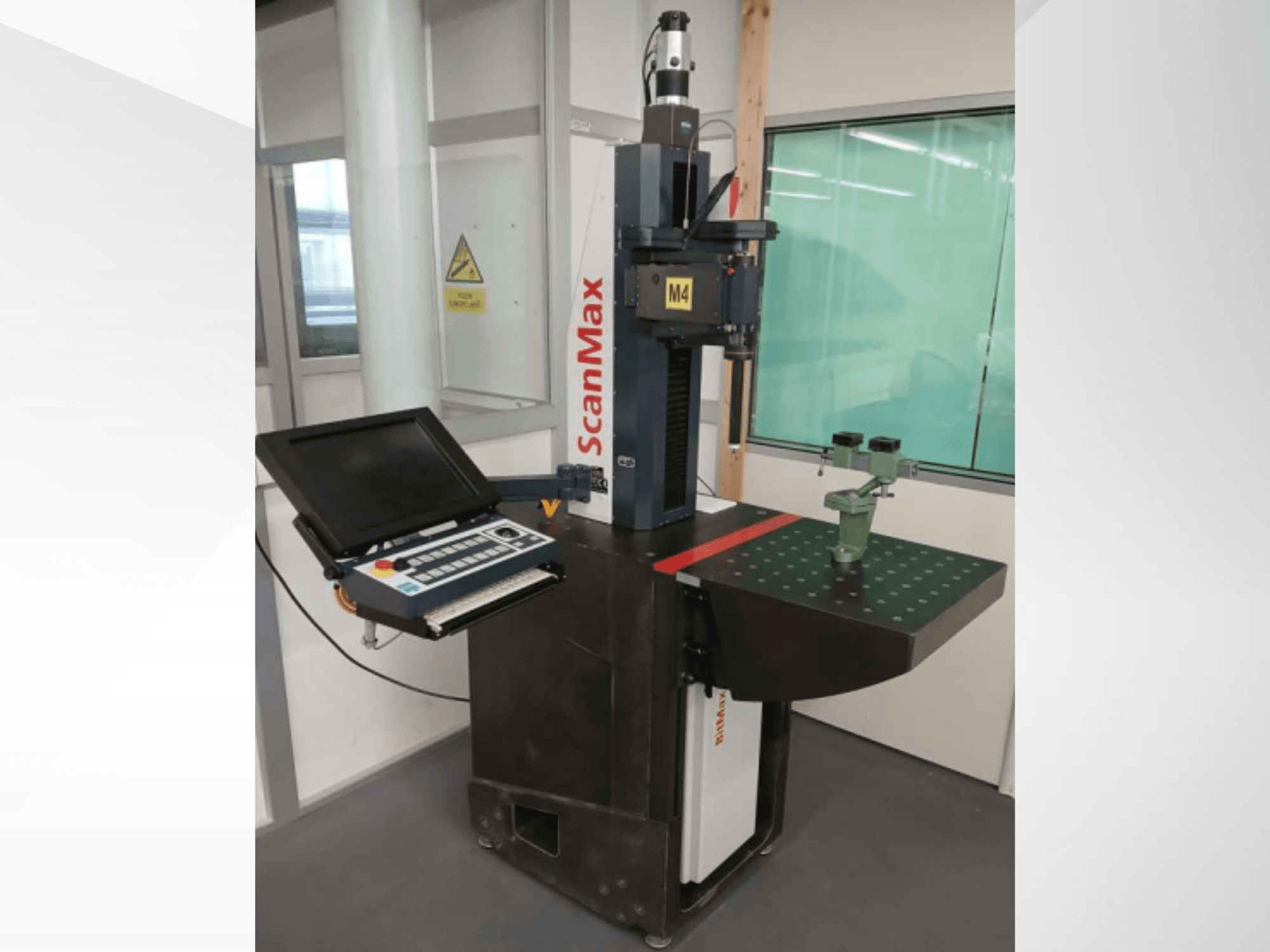 Вимірювальна машина ScanMax M4, вигляд спереду з панеллю керування та зеленим калібрувальним пристосуванням на робочому столі з пунктиром.