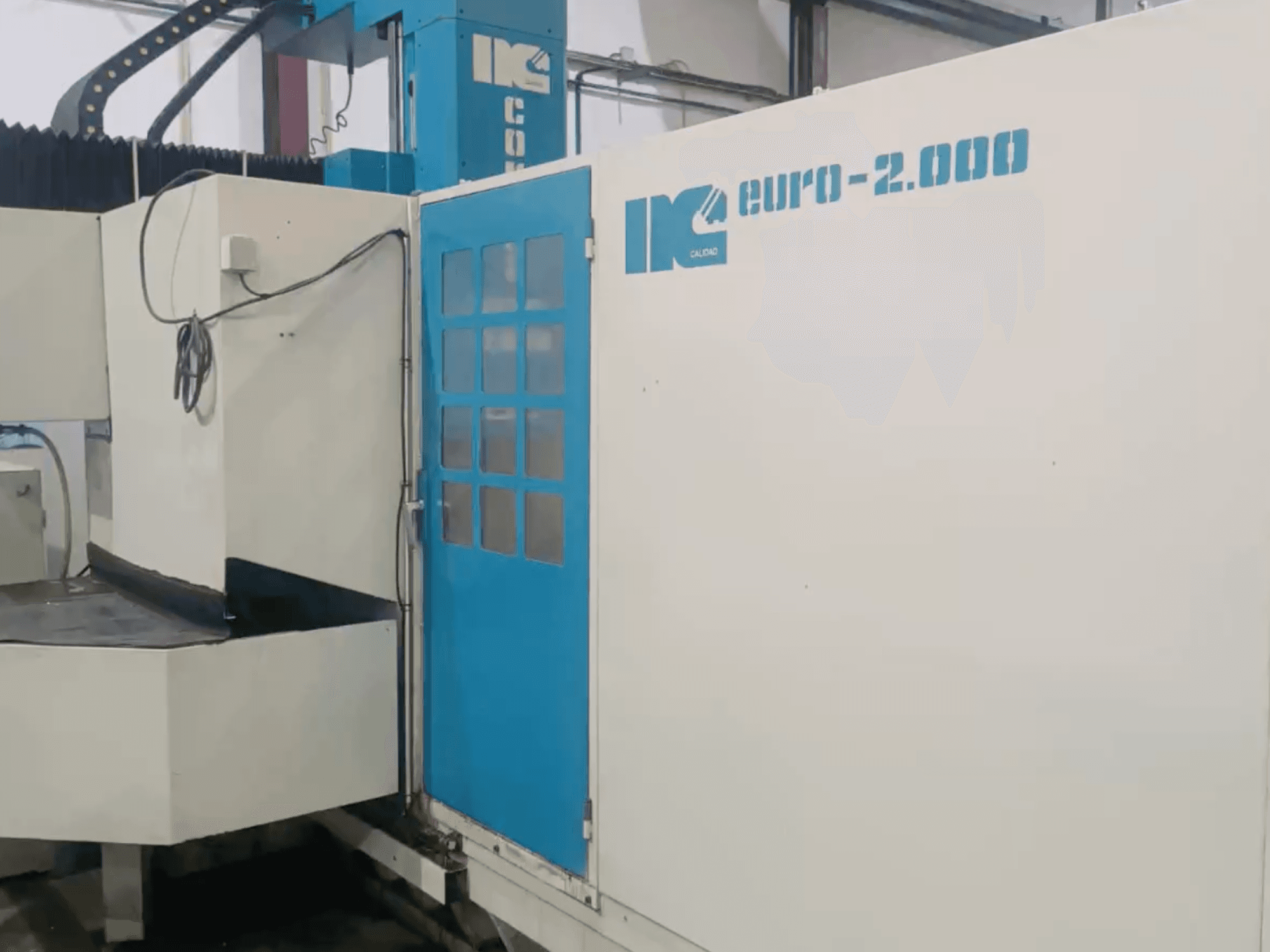 Промисловий верстат IK, модель Euro-2000, вид спереду, з великим фрезерним столом і панеллю керування.