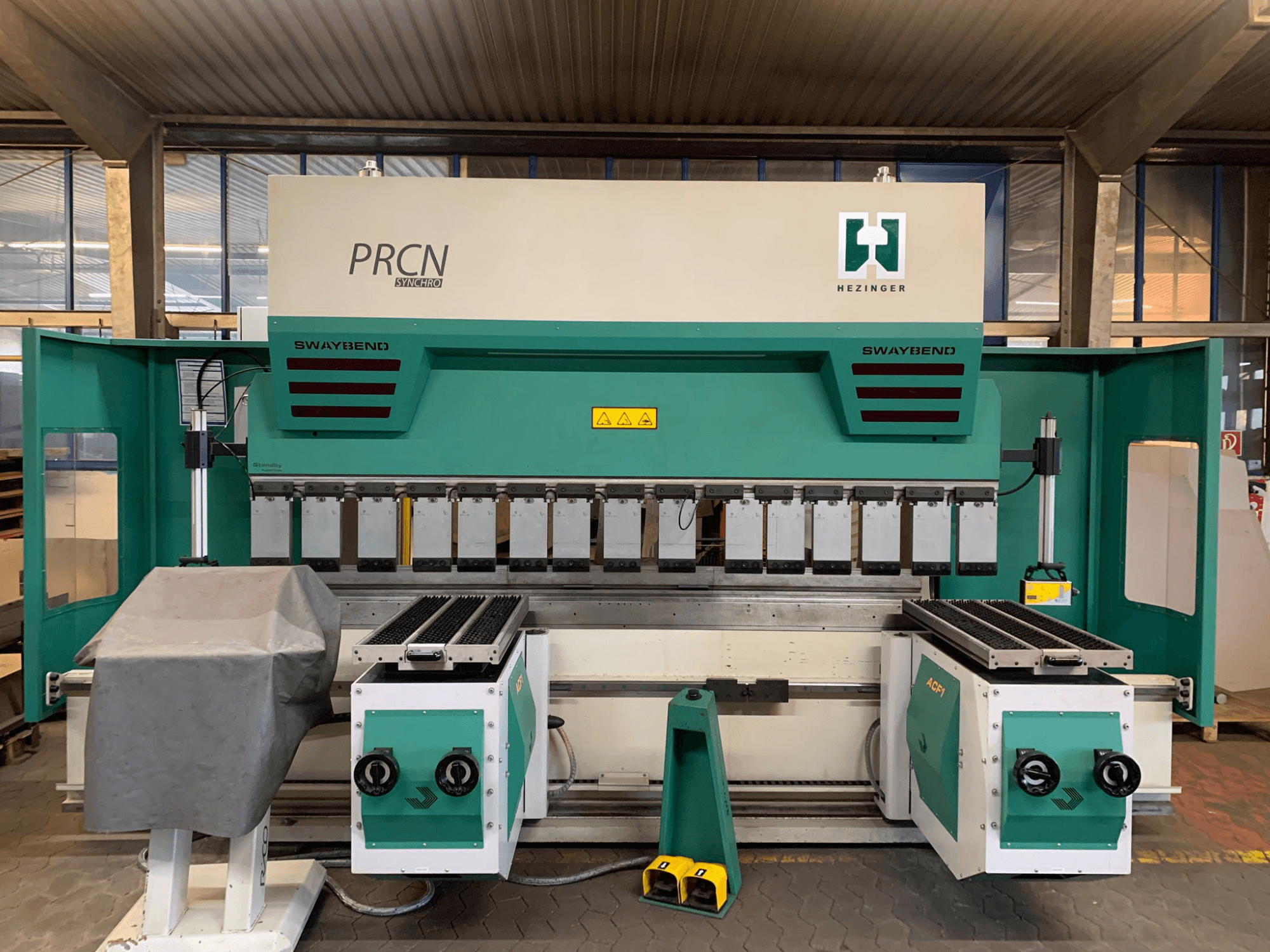 Гібочний прес PRCN Synchro 30135, вид спереду, з видимими системами SwayBend та панеллю керування, у цехових умовах.