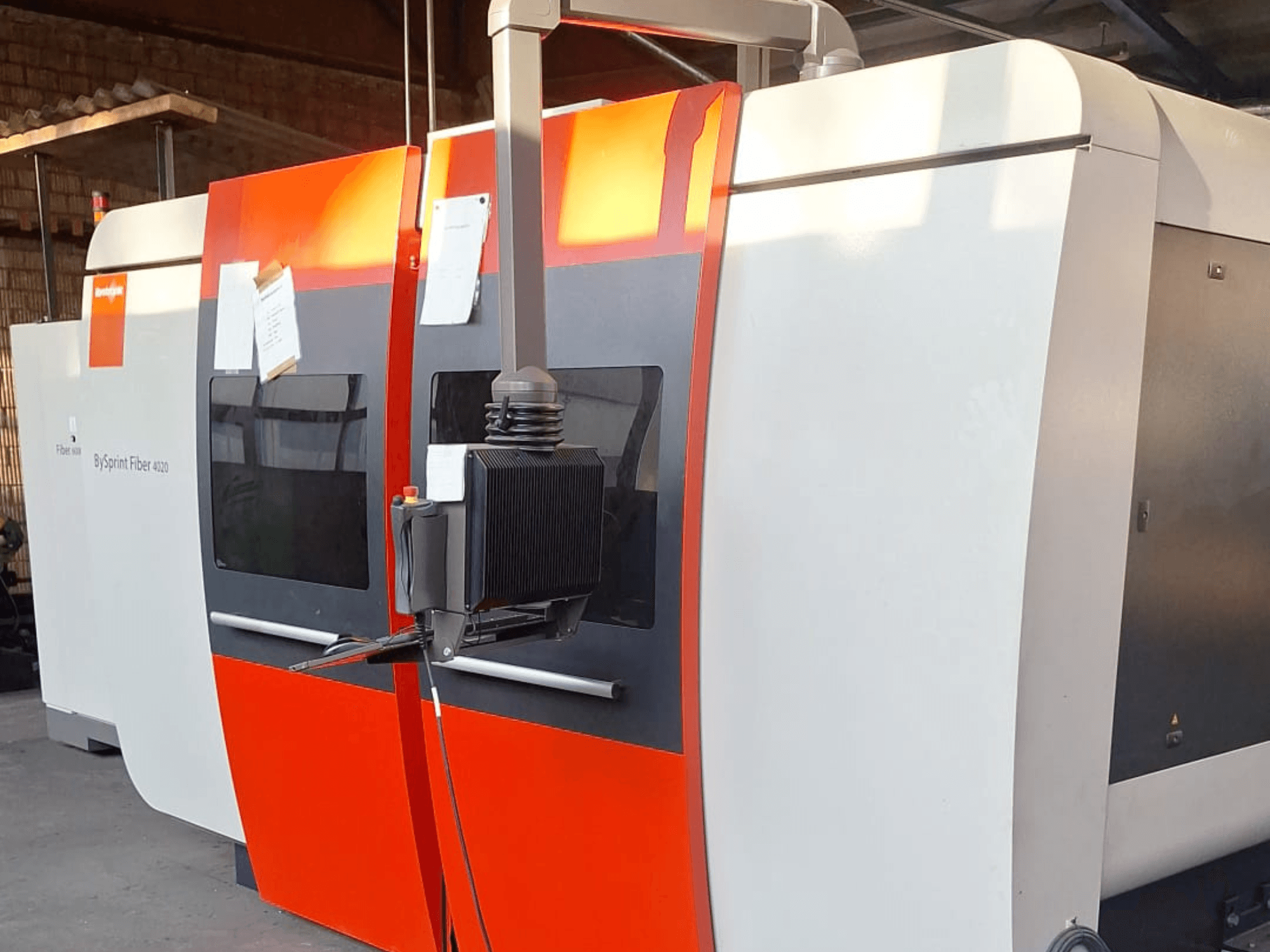 Лазерний розкрійний верстат BySprint Fiber 4020, вид збоку, з червоно-білим зовнішнім виглядом, видно детальну панель управління.