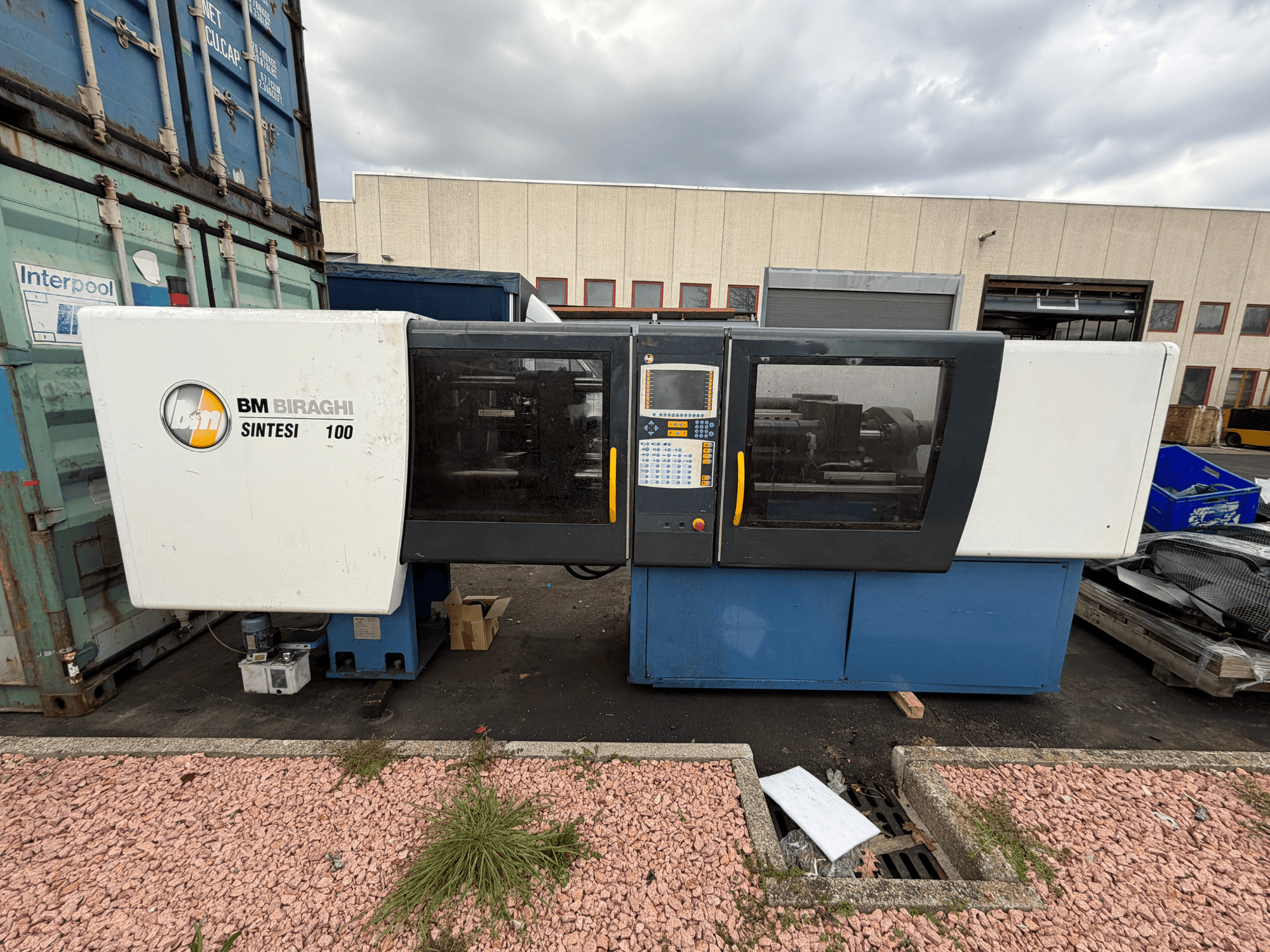 Гідравлічний термопластавтомат Negri Bossi BM BIRAGHI SINTESI 100, вид спереду, демонструє панель керування та особливості експлуатації.