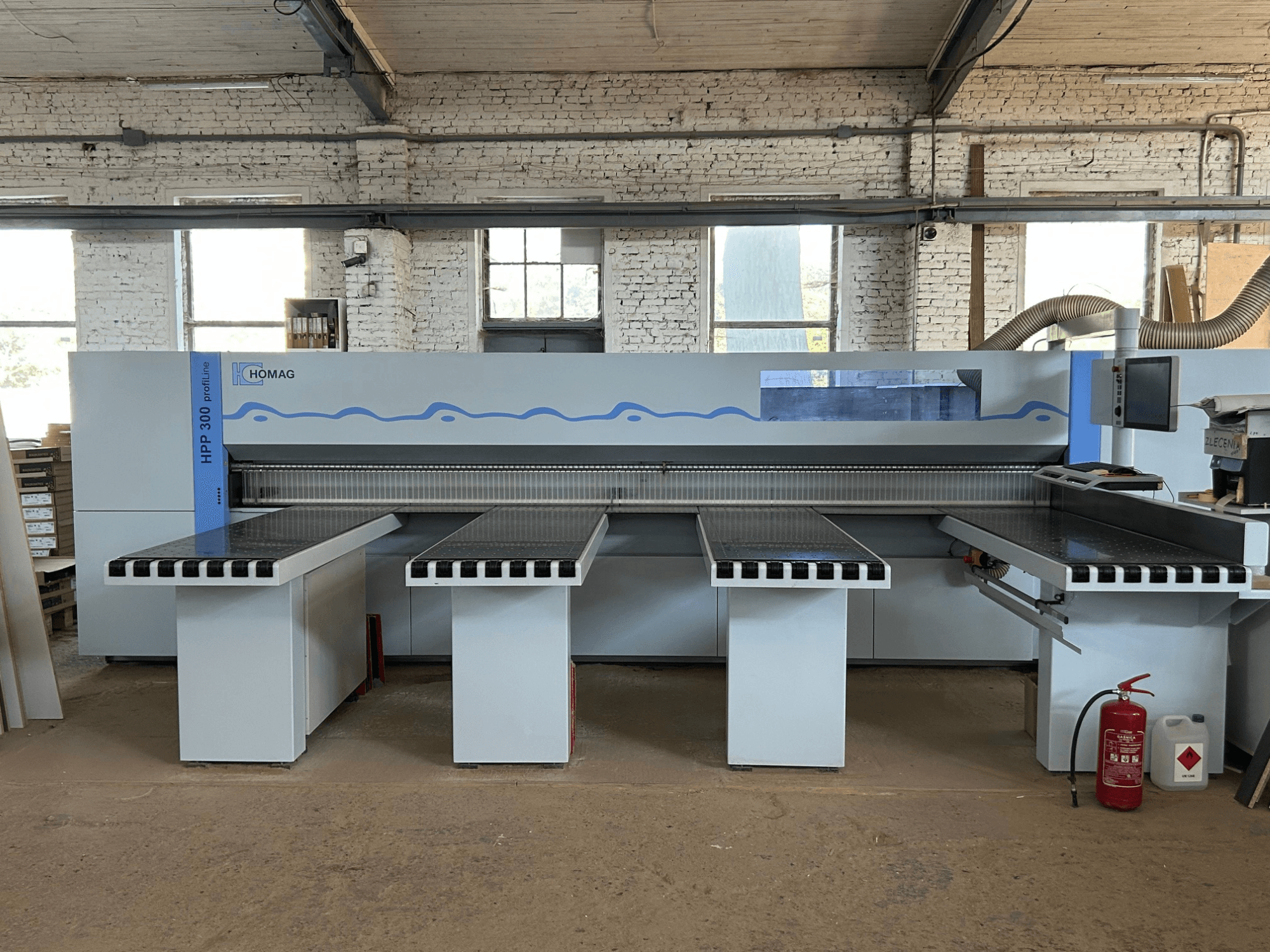 Плиторіз HOMAG PROFI HPP 300, вид спереду, з двома опорними столами та цифровим дисплеєм для точного різання.