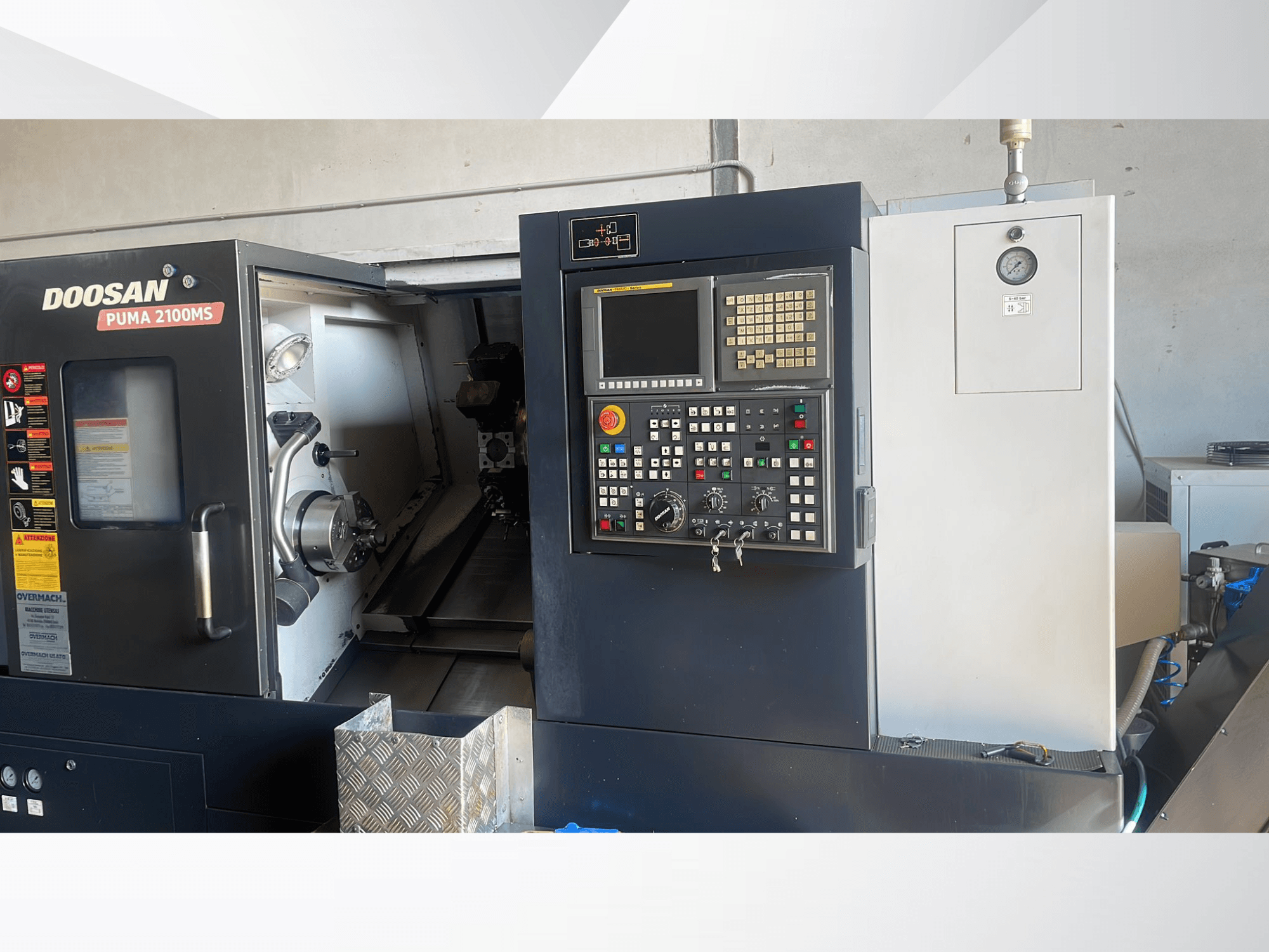 Горизонтальний токарний верстат DOOSAN PUMA 2100MS у фронтальному ракурсі: на фото видно панель управління, шпиндель та ріжучі інструменти всередині камери.