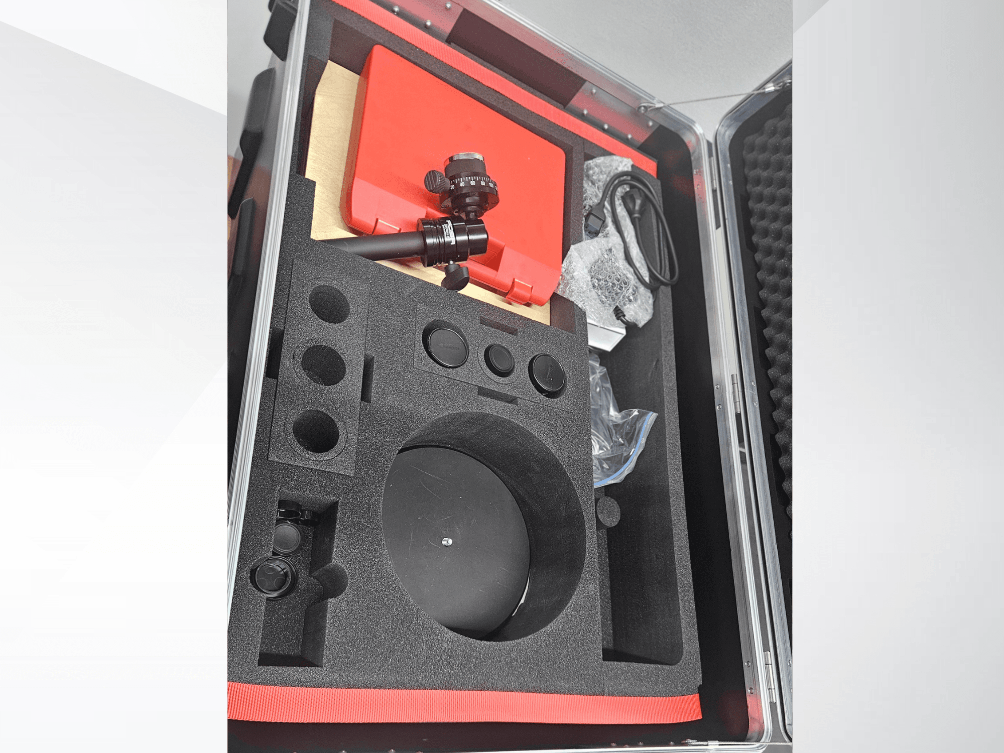 Компоненти оптичної вимірювальної машини ZEISS GOM ATOS 5 у футлярі з пінопластовою підкладкою, включаючи об'єктив, аксесуари та захисну упаковку.