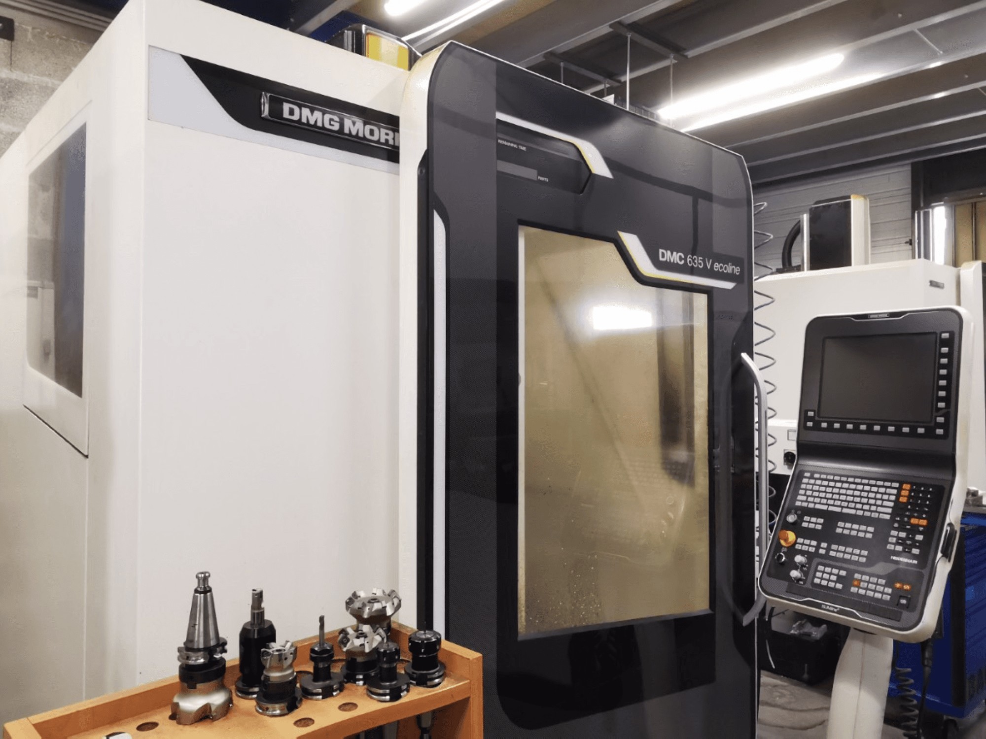 Вигляд спереду вертикального обробного центру DMG MORI DMC 635 V ecoline, на якому видно панель управління та тримач інструменту.
