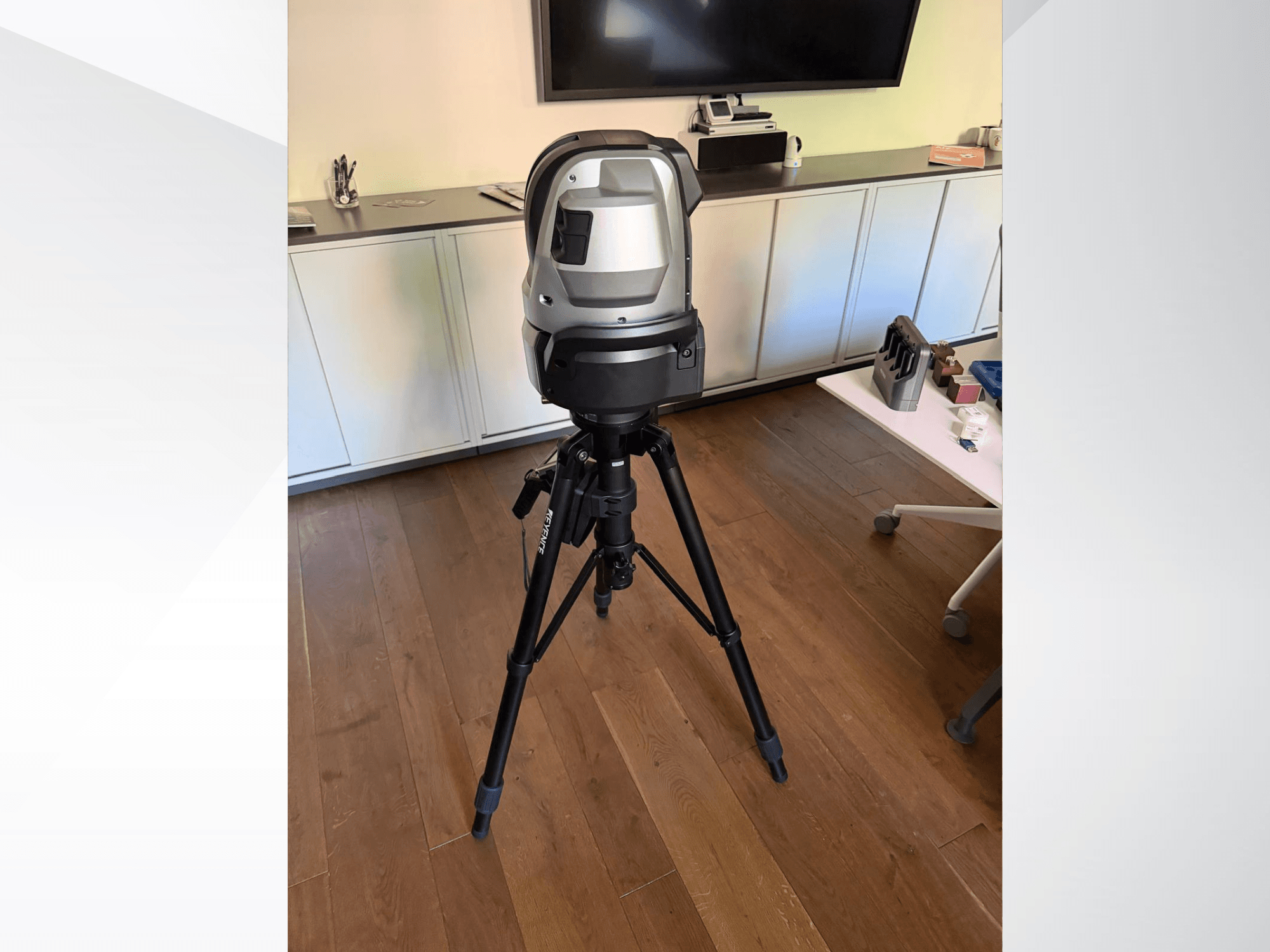 Координатно-вимірювальна машина KEYENCE WM c3000, вид спереду, встановлена на тринозі, з елегантним дизайном та інтерфейсом керування.