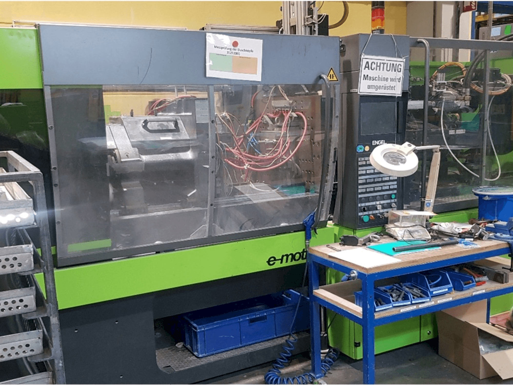 Front view of ENGEL e-motion 200/100 machine