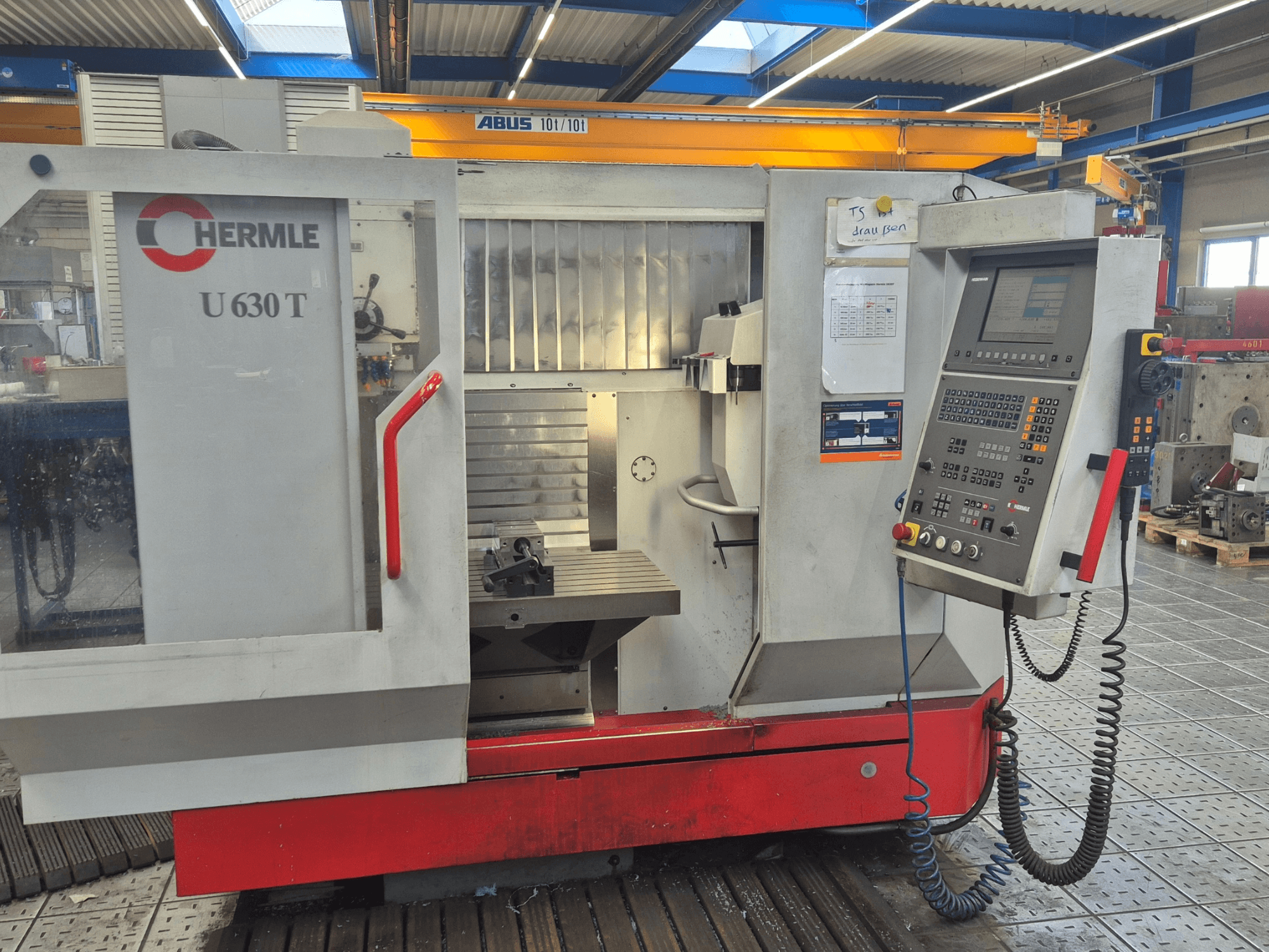 Вертикальний обробний центр HERMLE U 630 T, вид спереду, з панеллю керування, робочим столом і захисним кожухом.