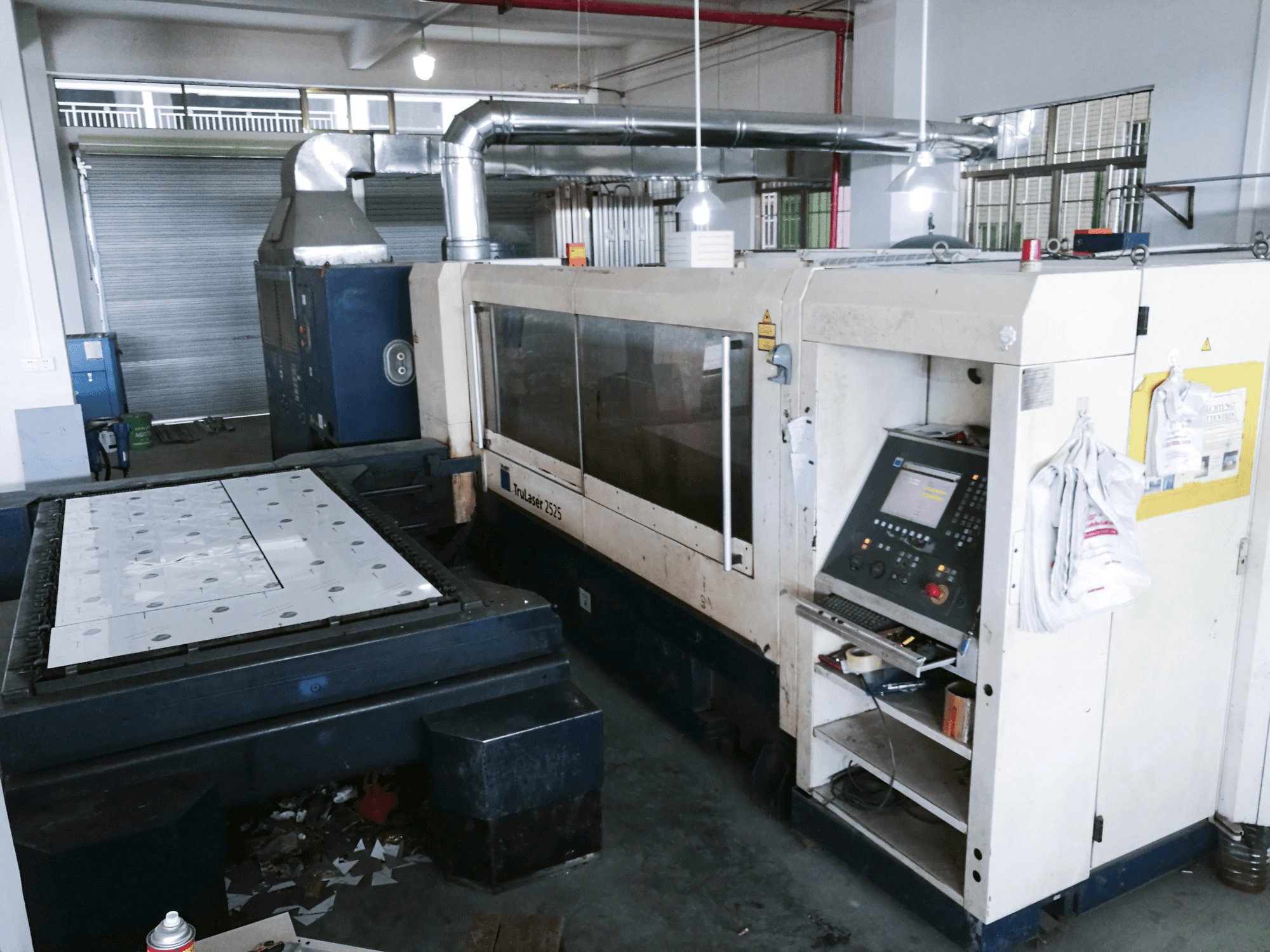 Right view of Trumpf TruLaser 2525 machine