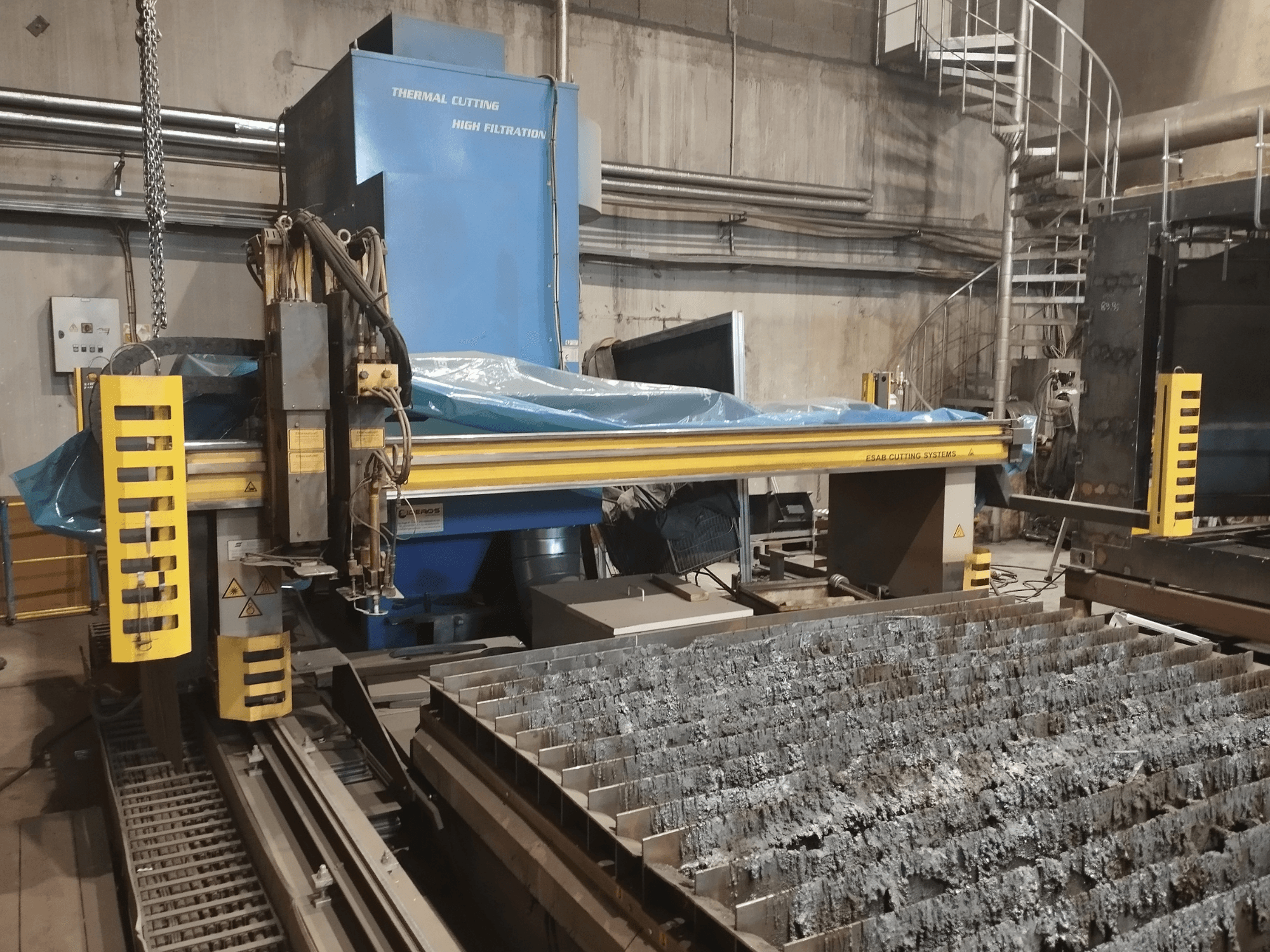 Машина для оксидно-плазмового різання ESAB Combirex DX3500, вид спереду, з жовтими елементами безпеки та столом для різання металу.