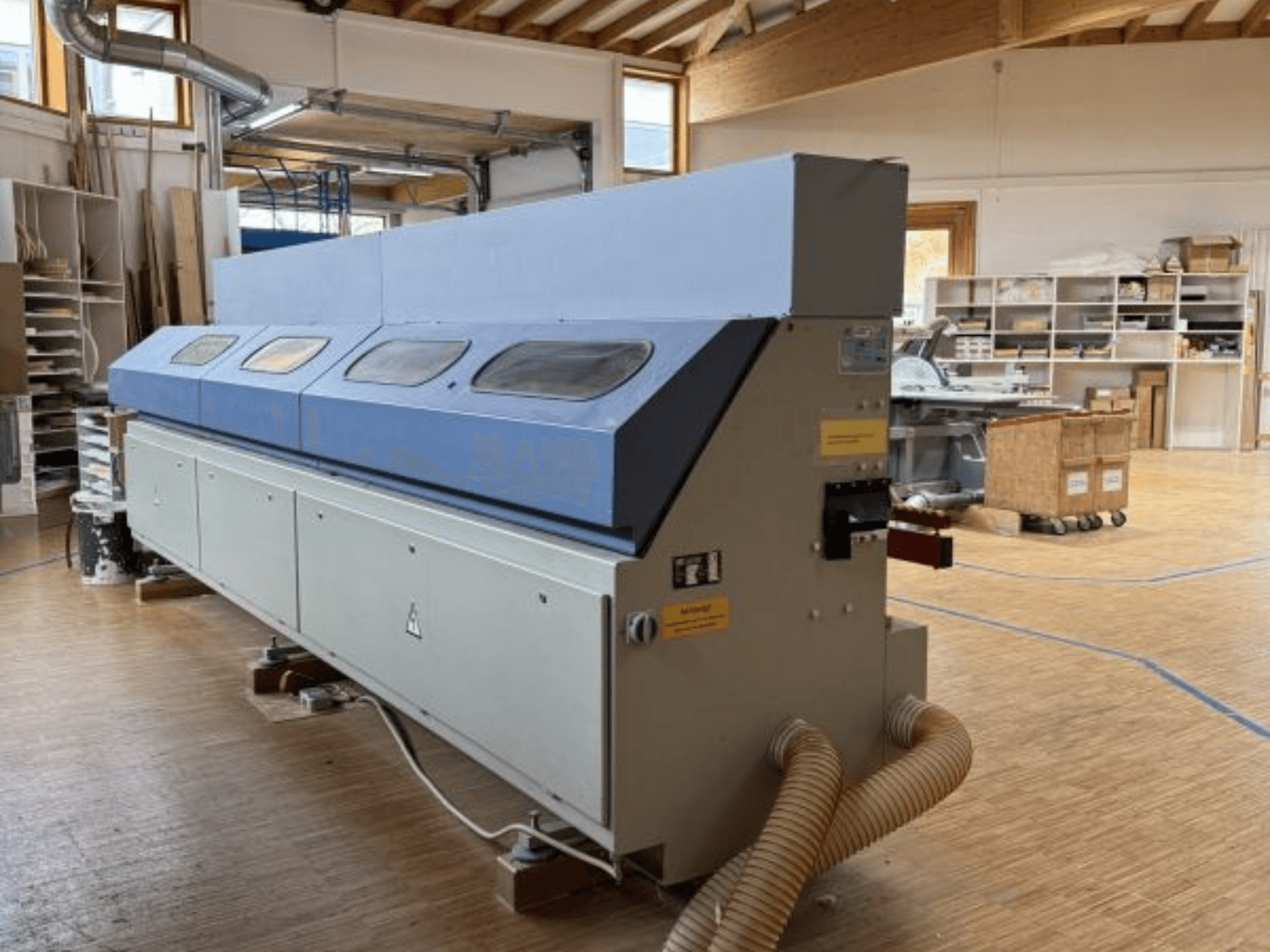 Крайкоріз OTT Pacific V6-F показаний збоку; має довгу синю верхню частину і панель управління з кріпленням для шланга.