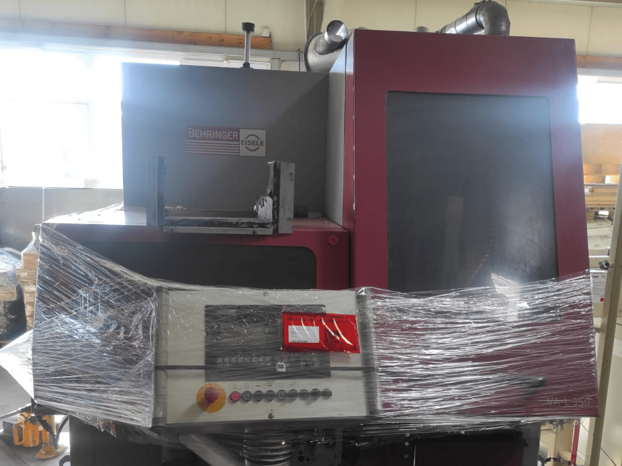 Behringer Eisele VA L 560, вигляд спереду, загорнутий у пластик, видно панель управління і кнопки.