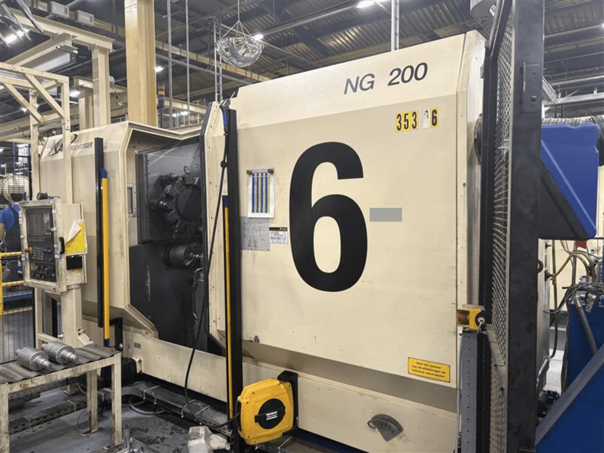 Вид спереду горизонтального токарного верстата BOEHRINGER NG-200 з великими цифрами і панеллю керування, в заводських умовах.