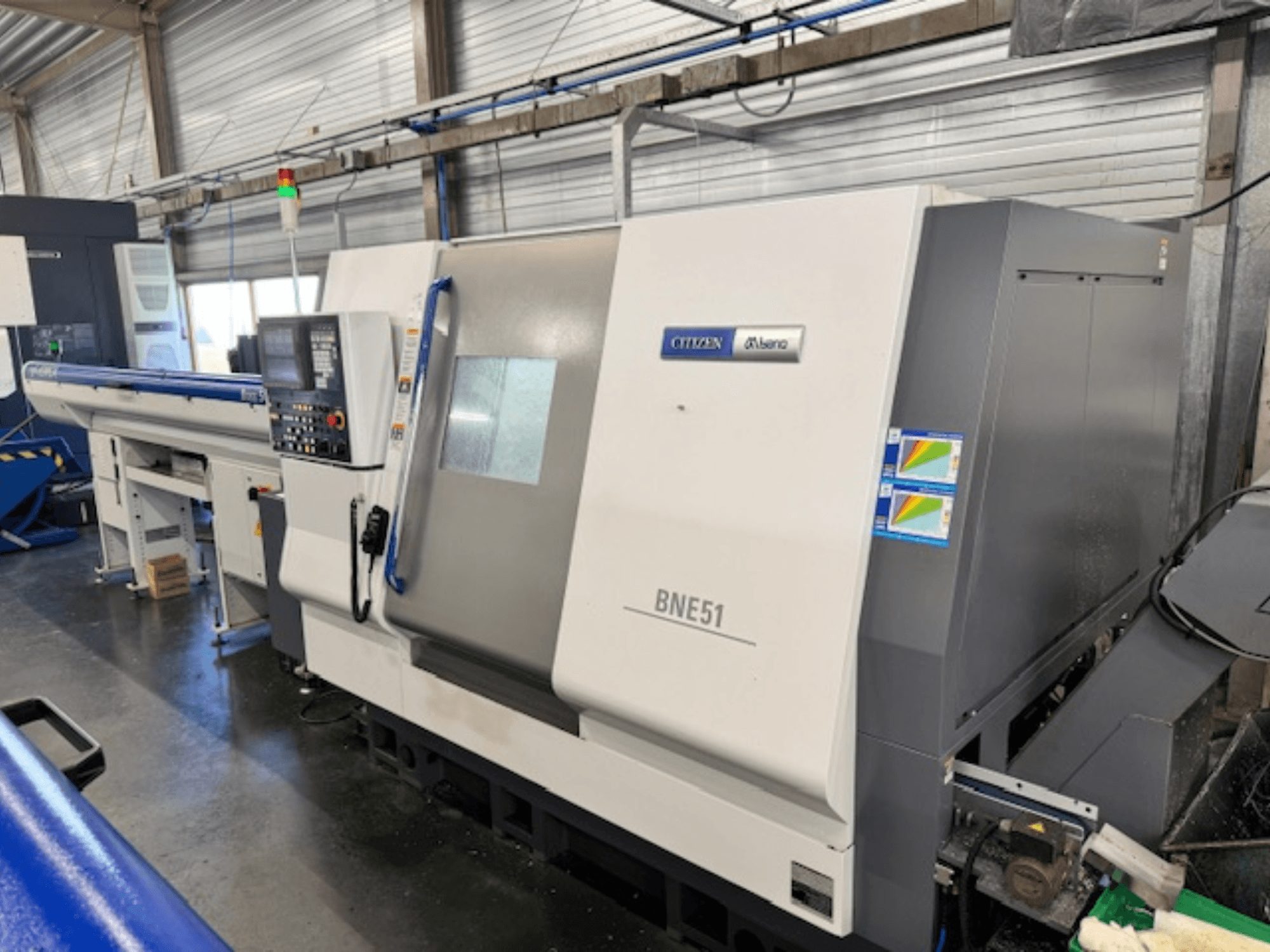 Горизонтальний токарний верстат Citizen BNE-51MSY, вид збоку з панеллю керування та механізмом подачі.