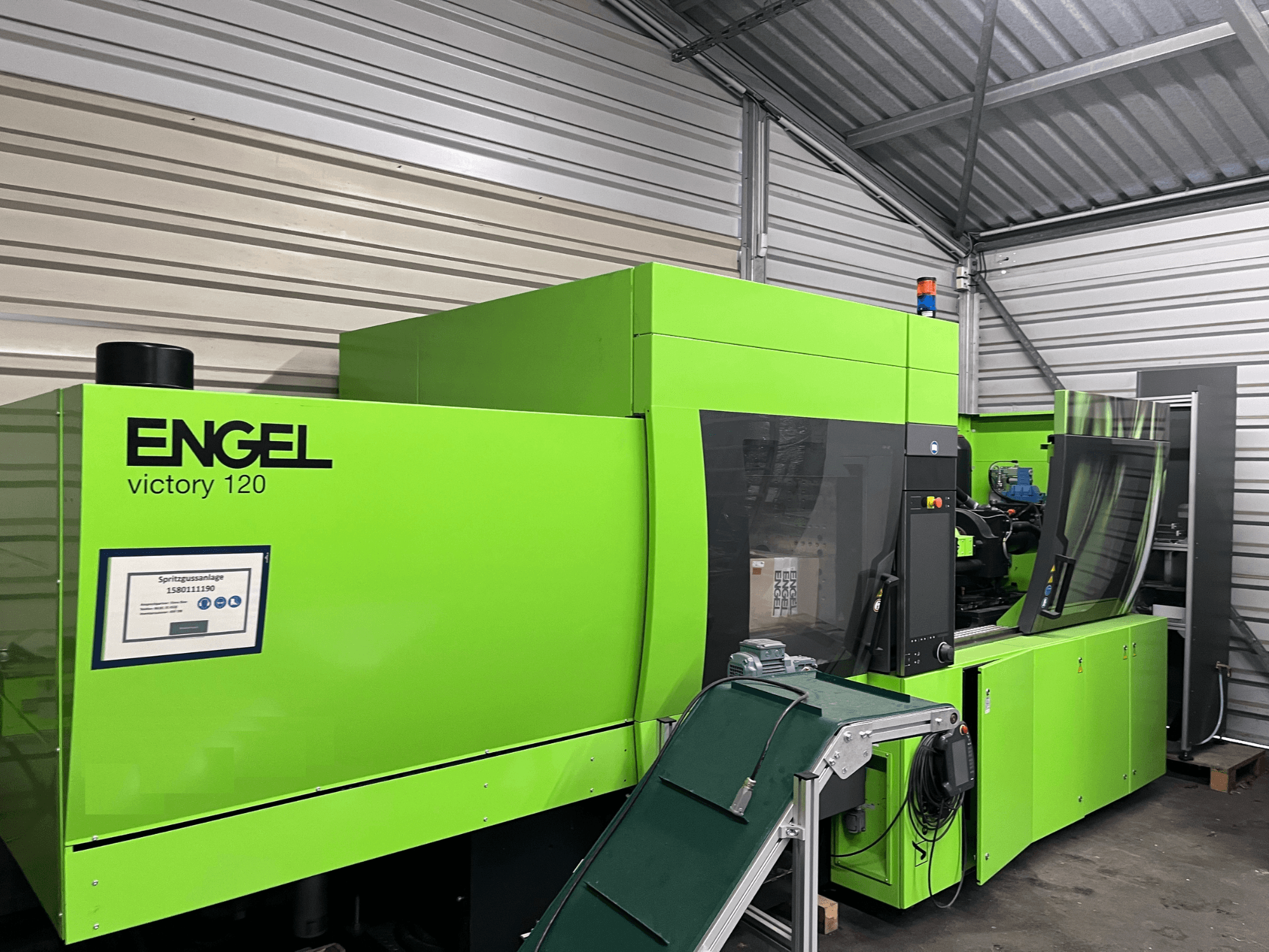 Гідравлічна машина для лиття під тиском Green Engel Victory 120 BMG, вид спереду, на якому показано панель керування та компоненти машини.