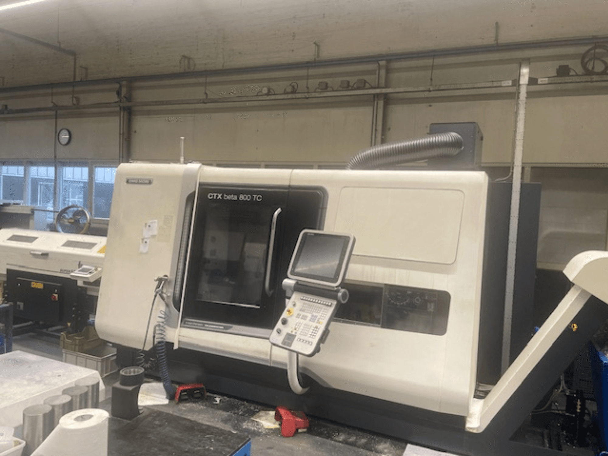 Верстат CTX beta 800 TC в майстерні; вид спереду, на якому видно панель керування та систему відсмоктування пилу.