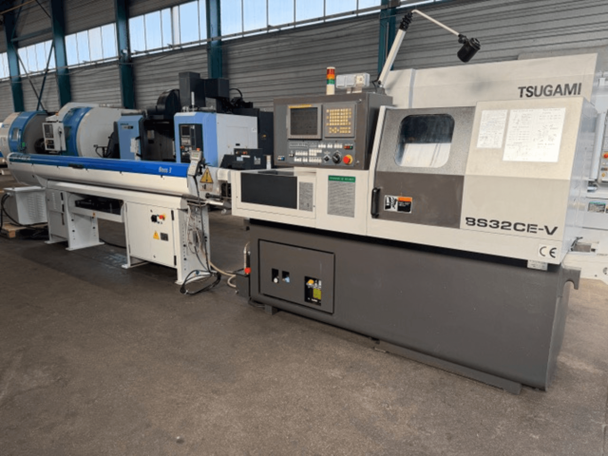 Токарний верстат TSUGAMI BS32CE-V швейцарського типу, вид спереду, з панеллю керування та встановленим шпинделем.