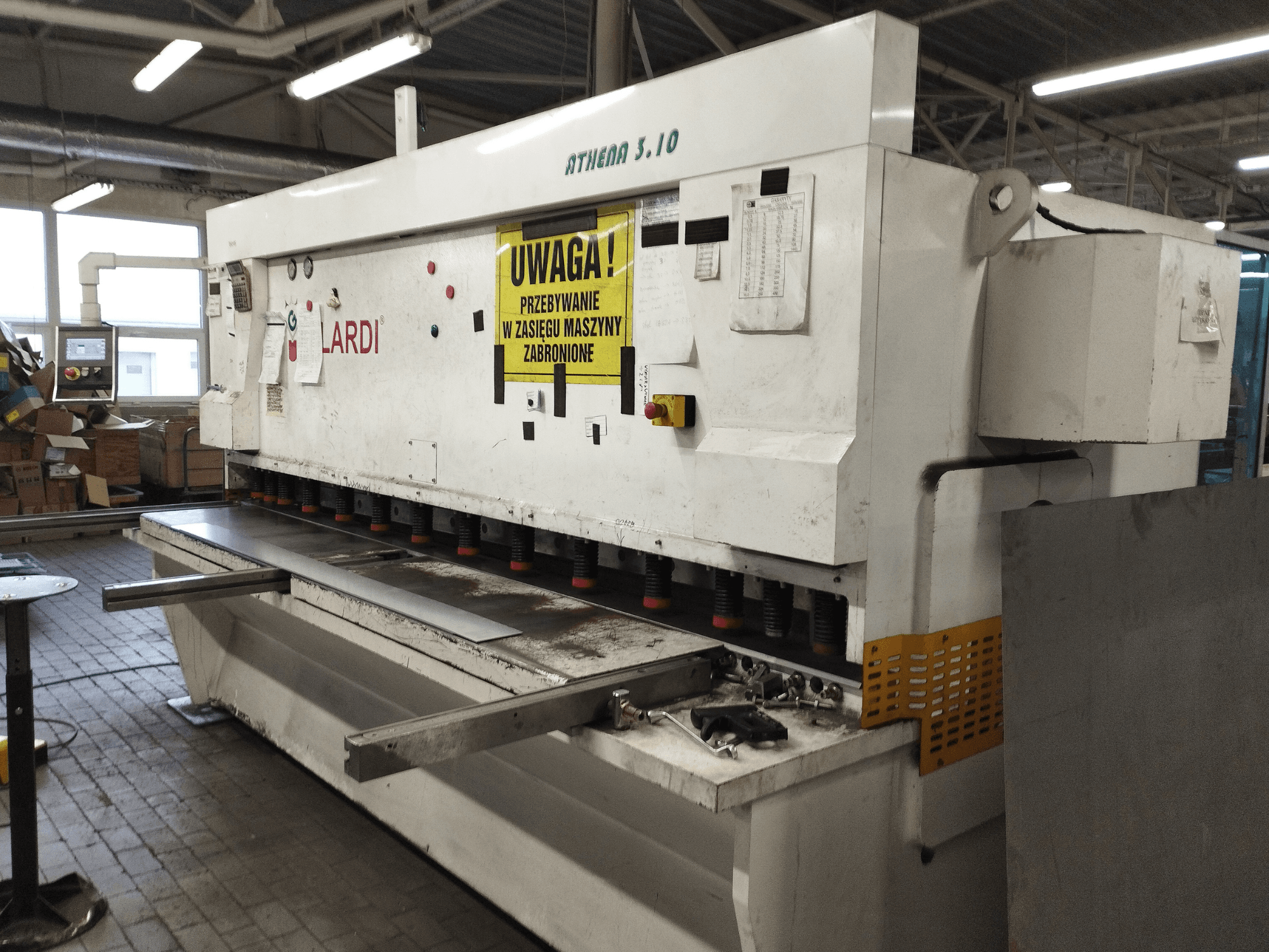 Ножиці з ЧПУ GILARDI ATHENA 3.10 у цеху, вид спереду, на якому видно панель управління та ріжучі леза.