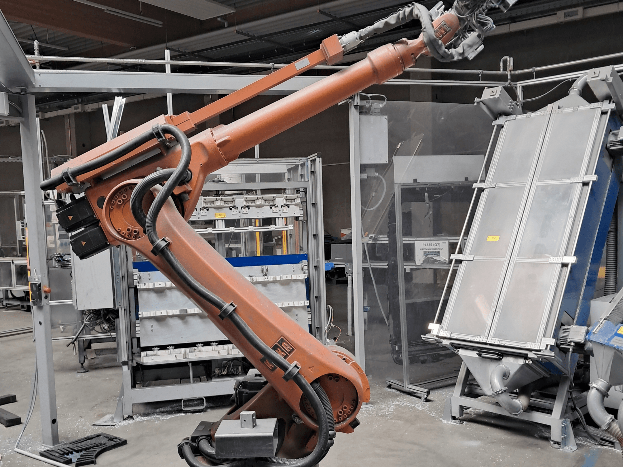 Роботизована рука KUKA KR 30L16-2 у заводському виконанні, вид збоку, на якому видно кабелі та механічні компоненти.