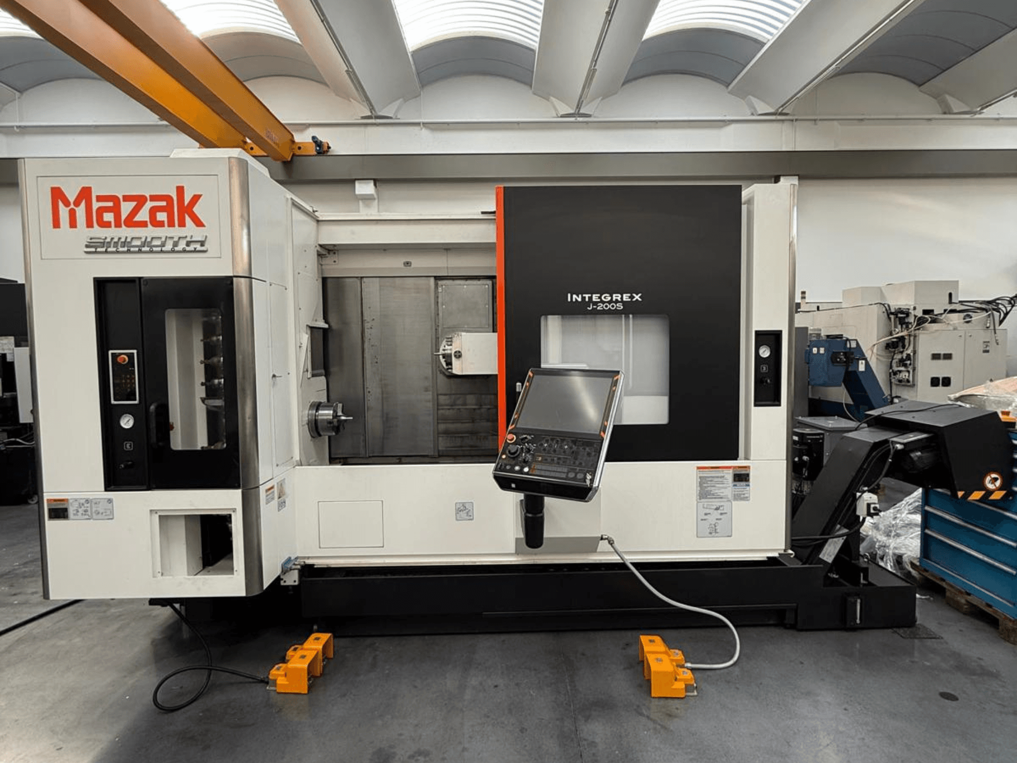 Фрезерно-токарний центр Mazak INTEGREX J-200 S, вид спереду, з панеллю керування та зоною обробки, встановлений на заводі.