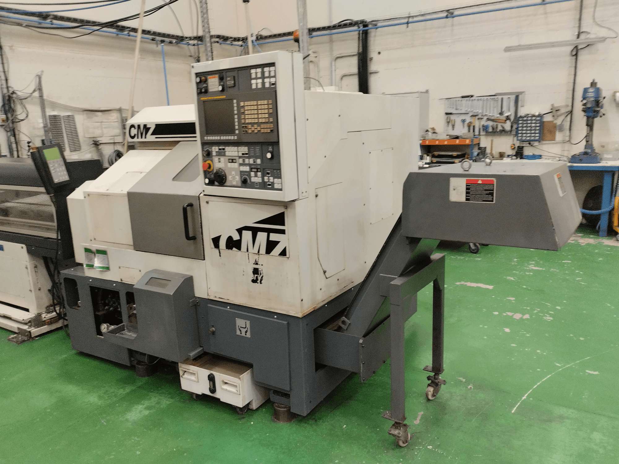 Токарно-фрезерний центр CMZ TB-67M спереду, з панеллю керування та механізмом подачі, встановлений в умовах майстерні.