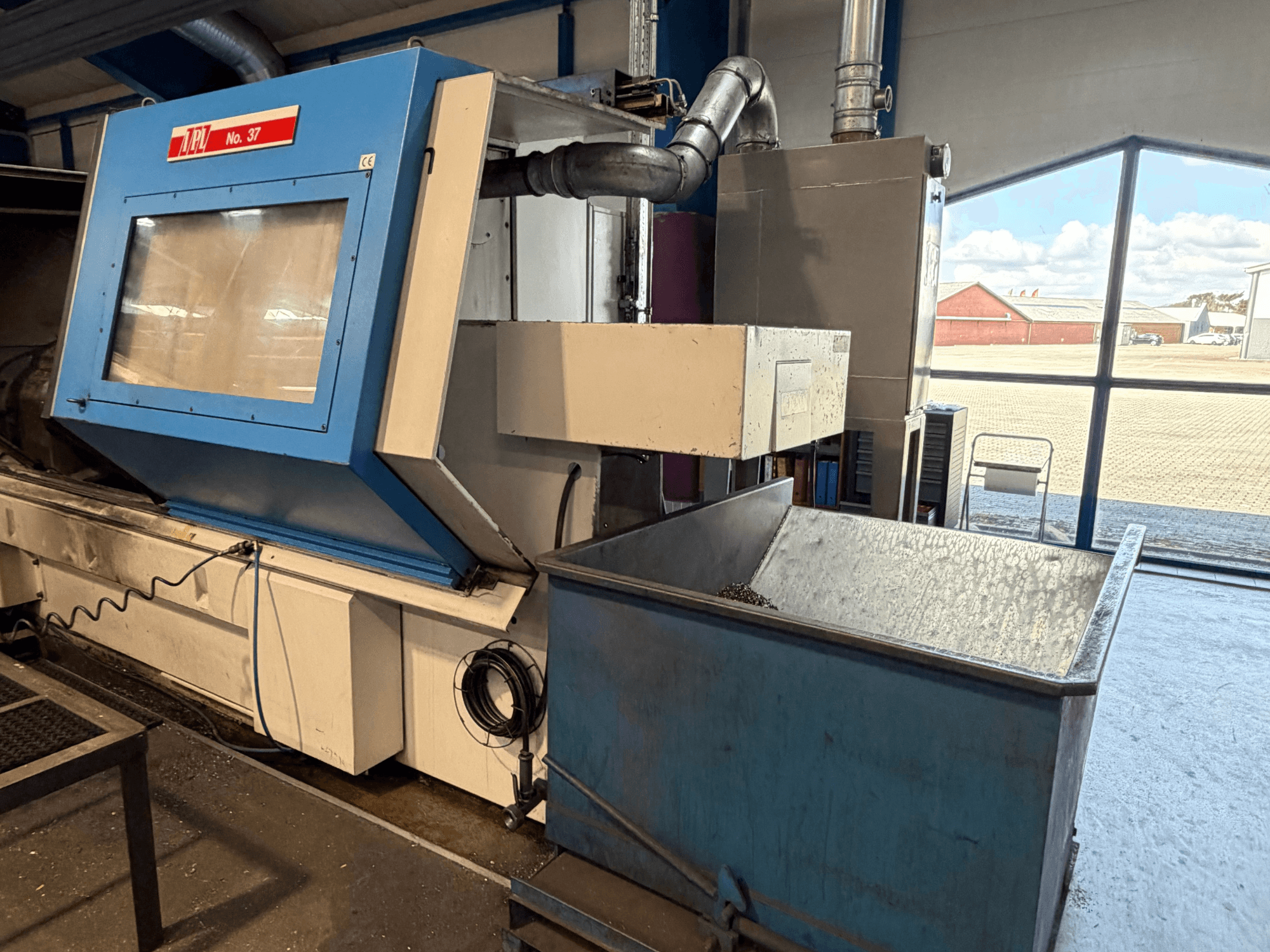 Горизонтальний токарний верстат BOEHRINGER VDF 315 CM, вид спереду з синьою панеллю та бункером для збору відходів.