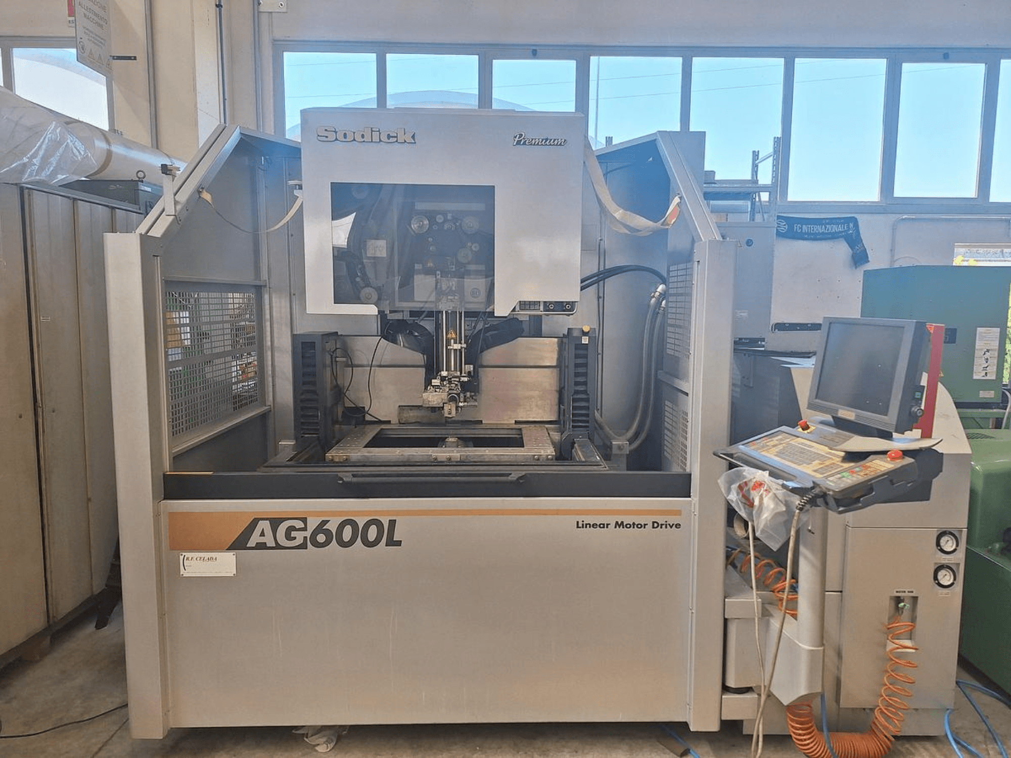 Електроерозійна машина Sodick AG 600 L у фронтальному ракурсі, з панеллю керування та лінійним моторним приводом.