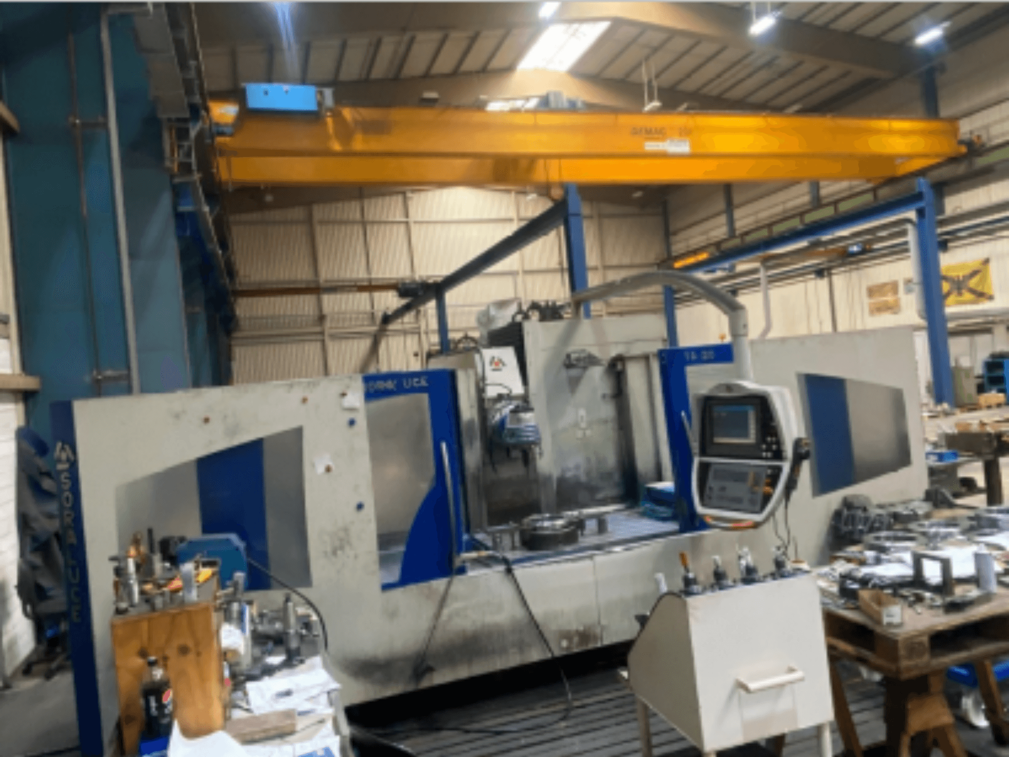 Фрезерний верстат настільного типу Soraluce TA-A20, вид спереду, демонструє панель керування та робочу зону з інструментами та матеріалами.