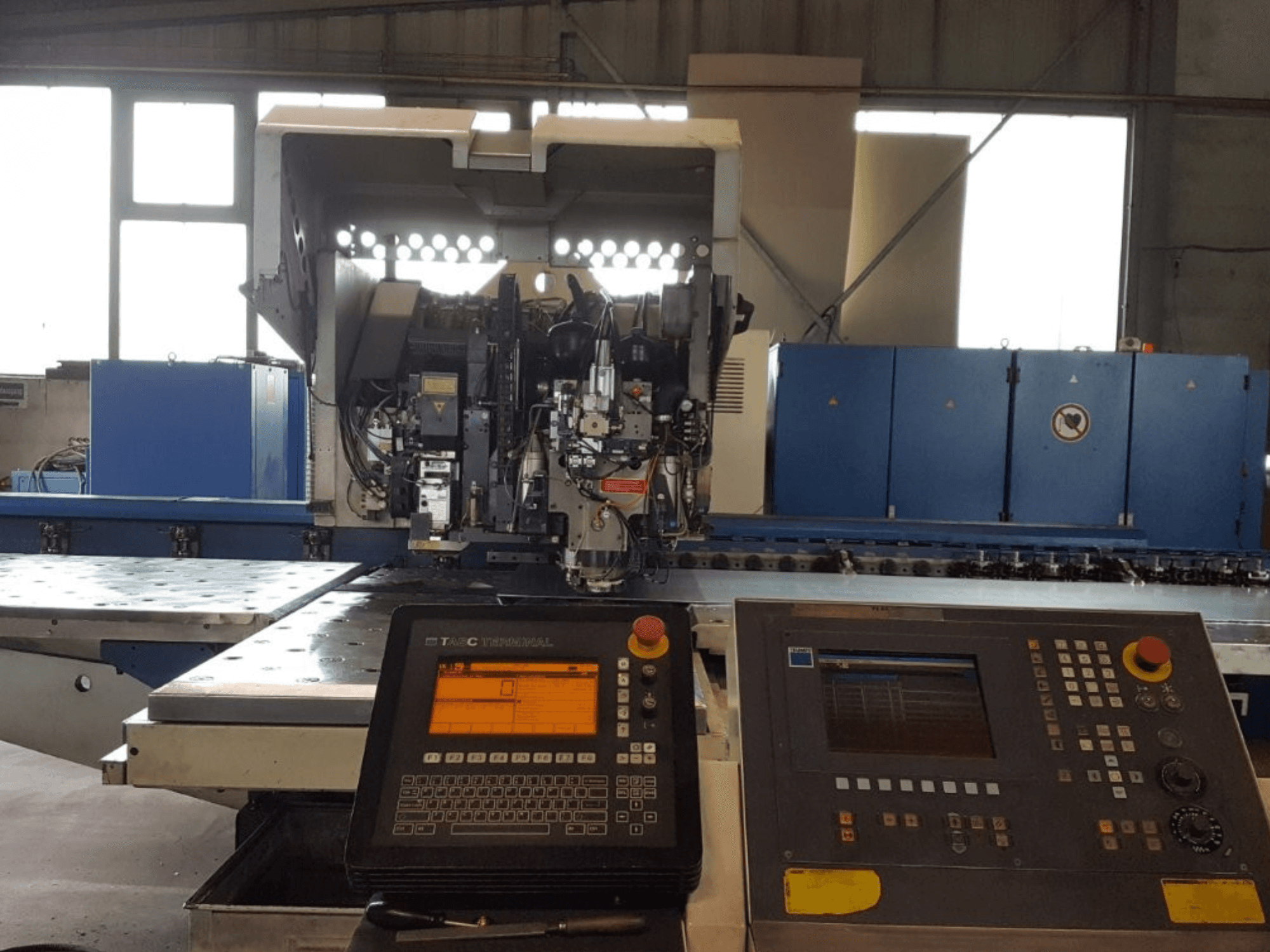 TRUMPF Trumatic 600L Punch-Laser Combo, вид спереду, демонструє панель керування та деталі машини в умовах майстерні.