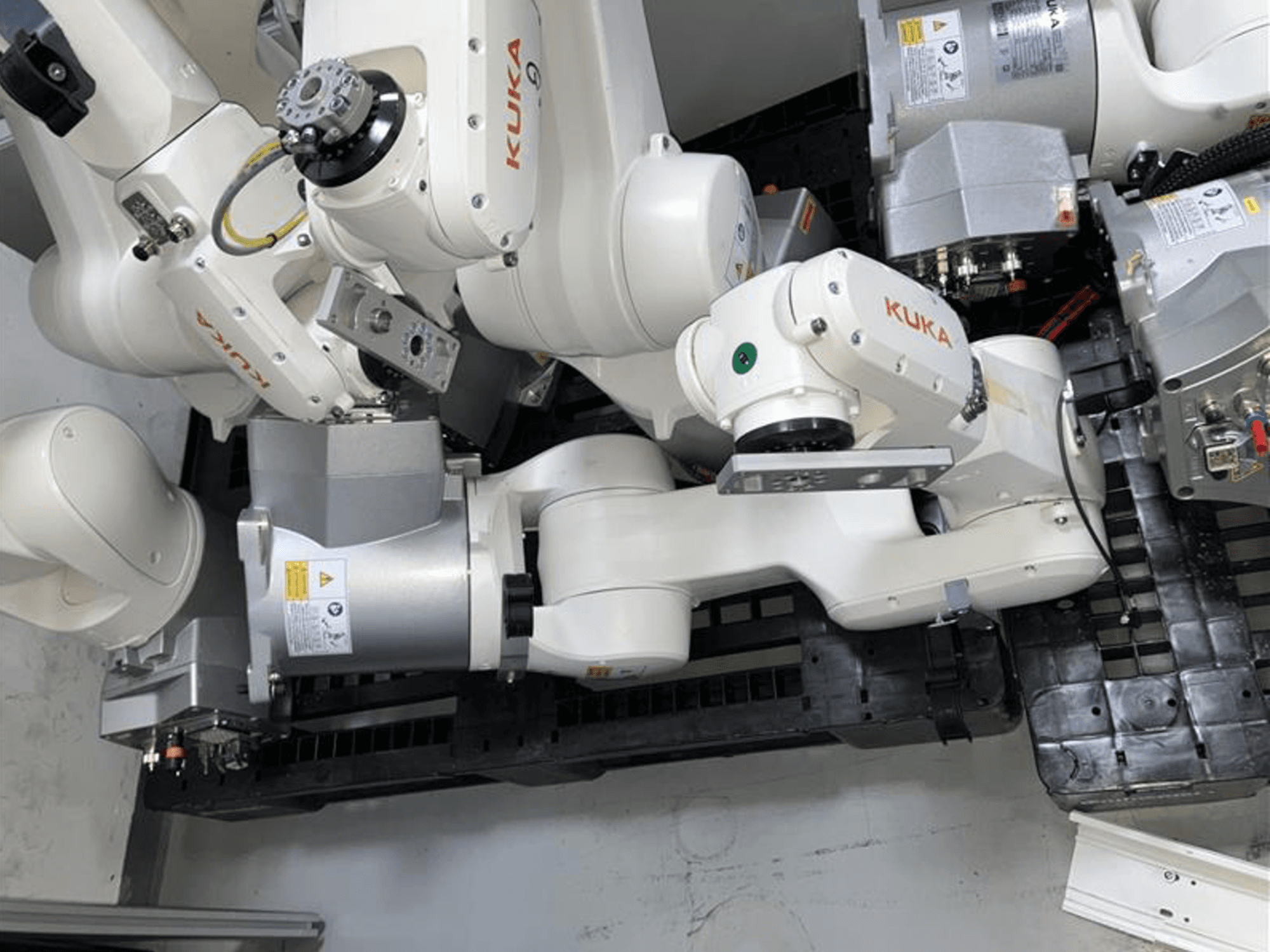 Робот-маніпулятор KUKA KR 10 R900-2, вид зверху, демонструє шарнірні з'єднання і привідні двигуни в промислових умовах.