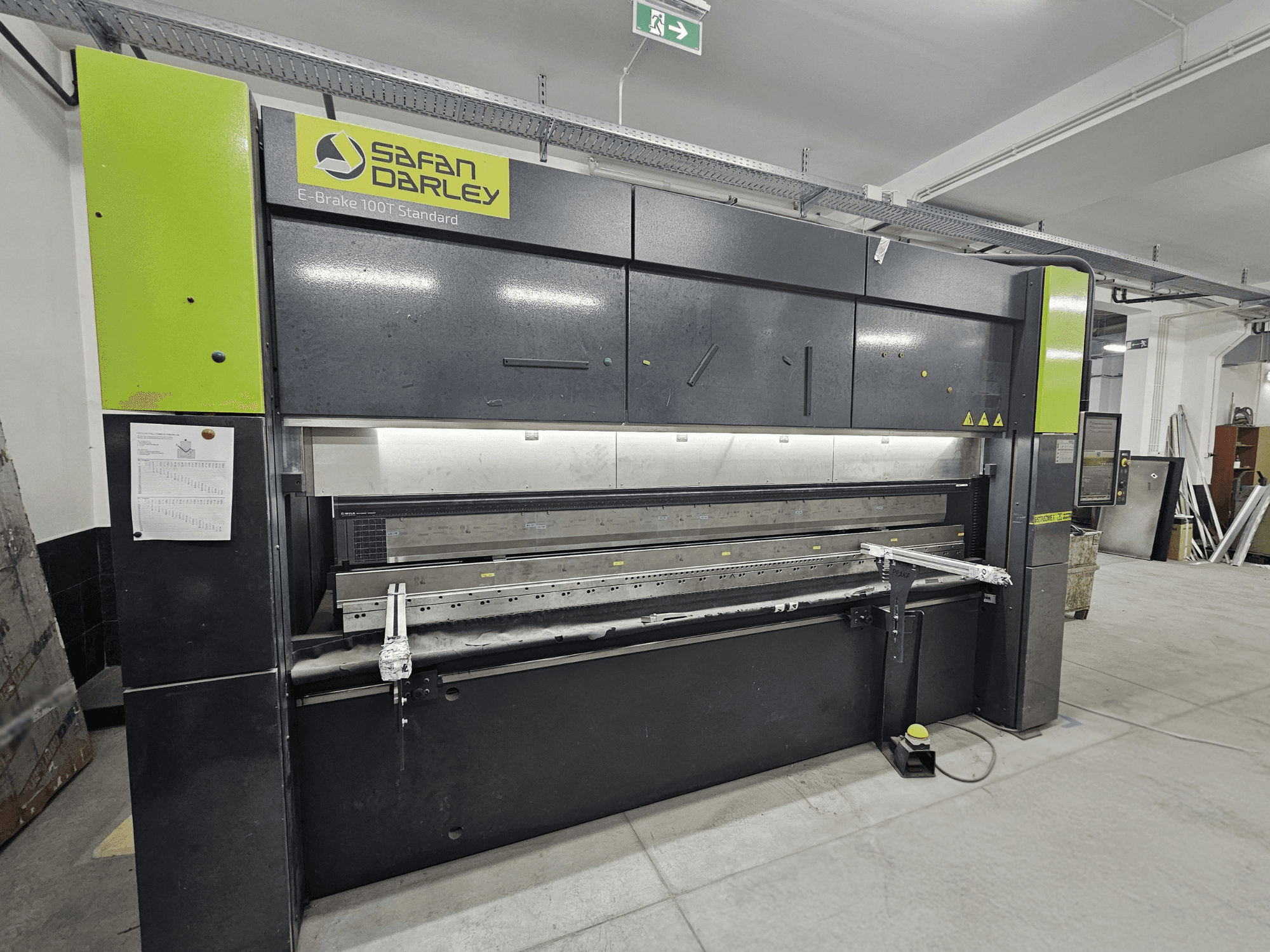 SafanDarley E-Brake 100T Standard, вид спереду; гідравлічний згинальний верстат з панеллю керування, ножною педаллю та функціями безпеки.