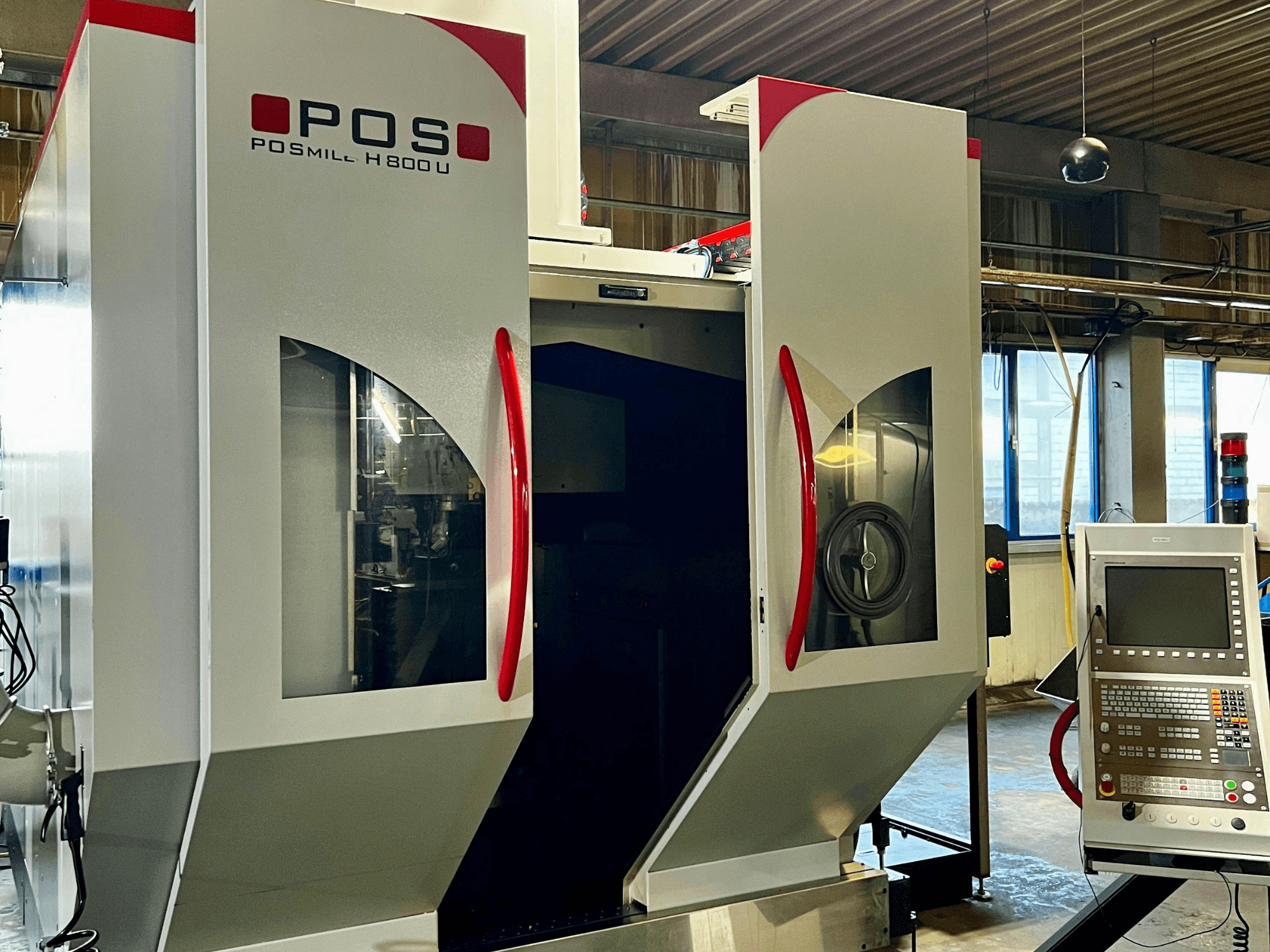 Універсальний обробний центр POSmill H800U, вид спереду з панеллю керування та відкритими дверцятами, що демонструють внутрішні компоненти.