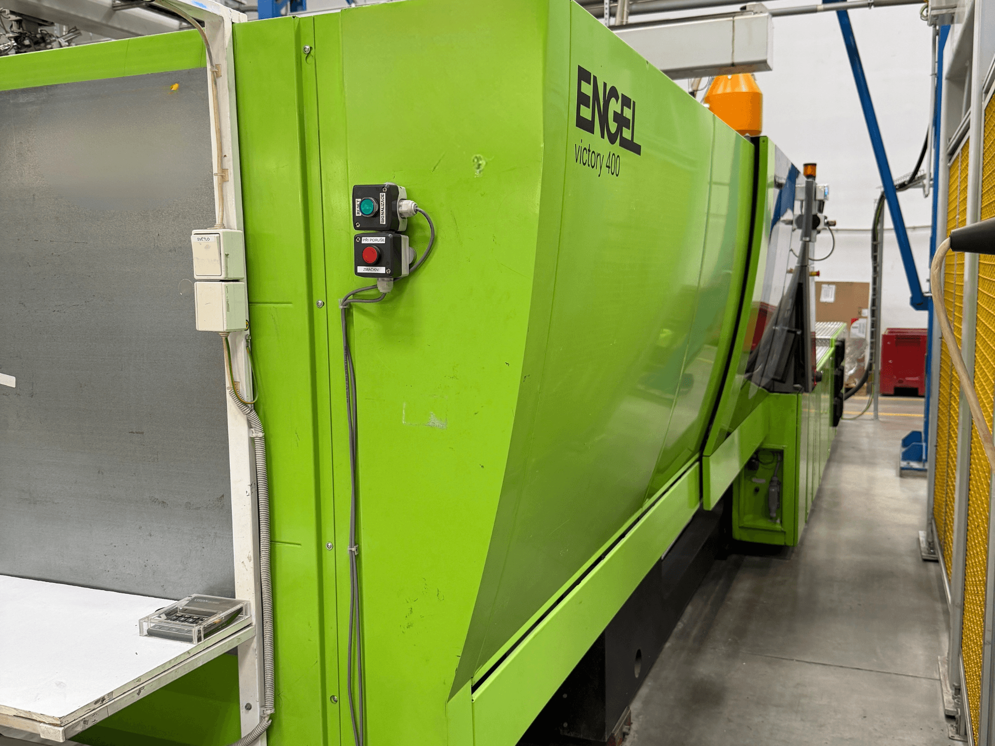 Гідравлічна термопластавтомат Engel Victory 400, вид збоку, з панеллю керування та зеленим корпусом.