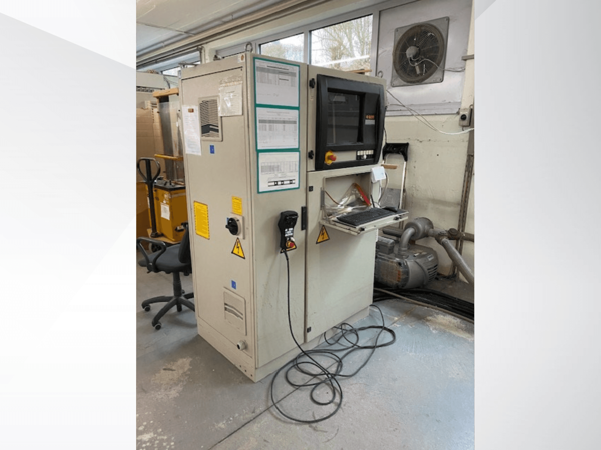 Деревообробний верстат з ЧПК SCM Record 240 у вигляді збоку, з панеллю керування, етикетками безпеки та підключеним до електродвигуна.