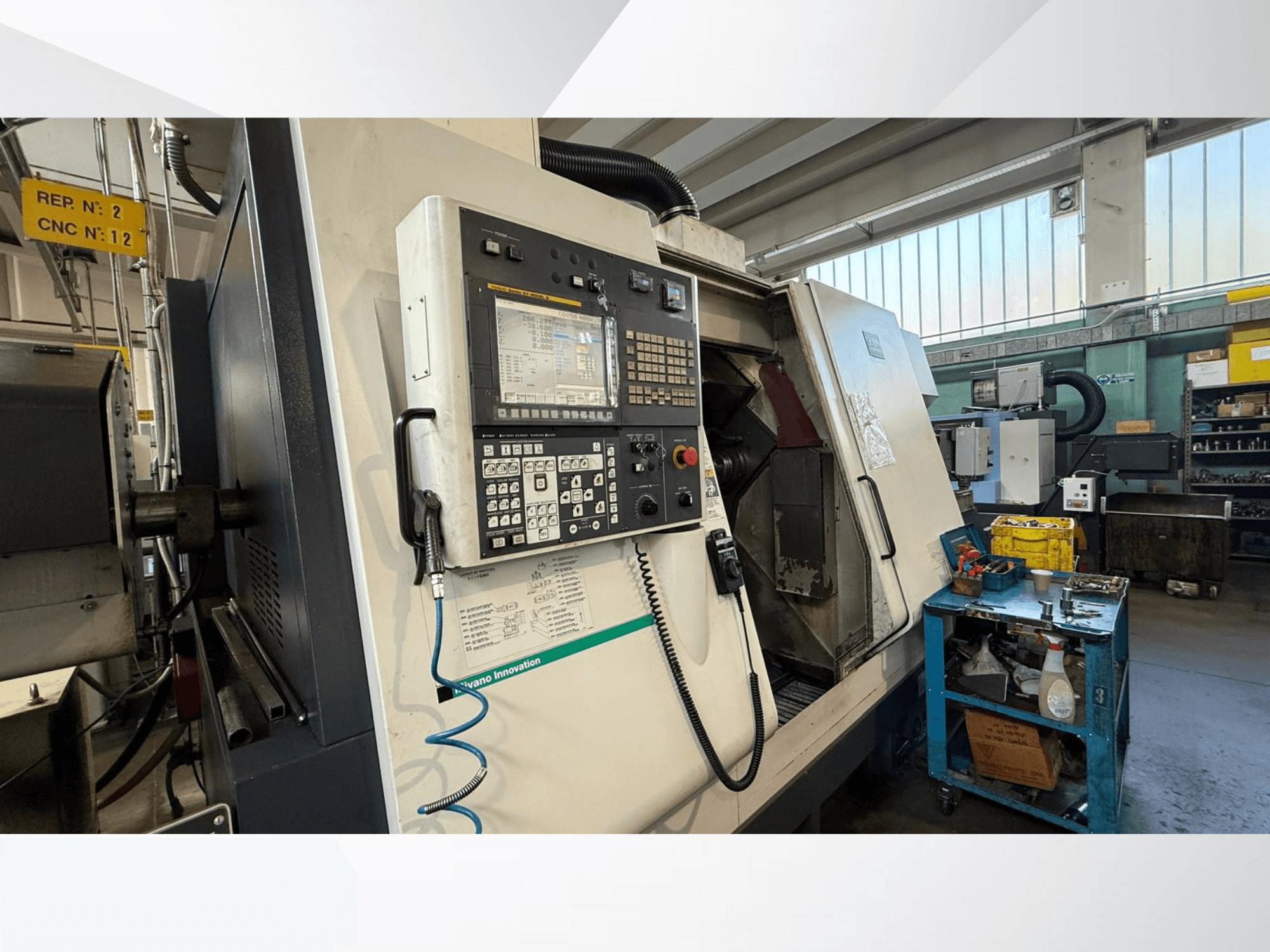 Горизонтальний токарний верстат Miyano ABX64 YY2 спереду, з панеллю керування, з інструментами та обладнанням в умовах майстерні.