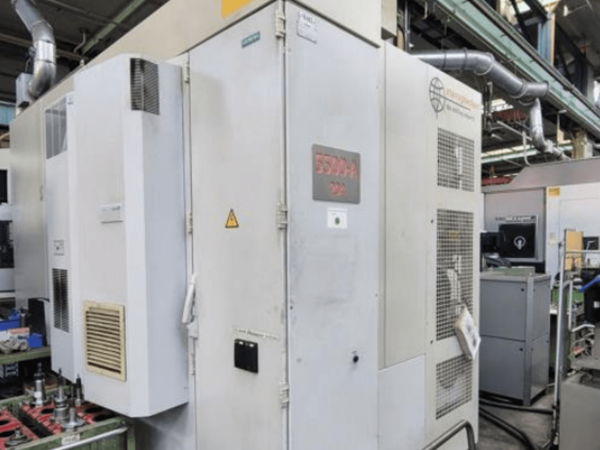 Горизонтальний обробний центр Starrag Heckert HEC 500 H/V, вид збоку з вентиляційними отворами та попереджувальними табличками.