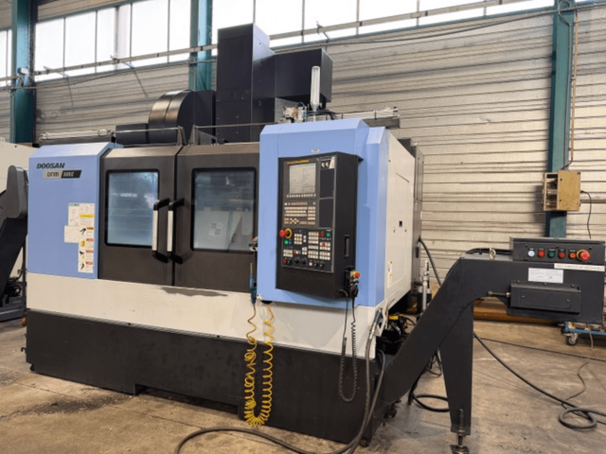 Фрезерний верстат з ЧПК Doosan DNM 500II, вид спереду, з панеллю керування та тримачем інструменту, у заводській комплектації.